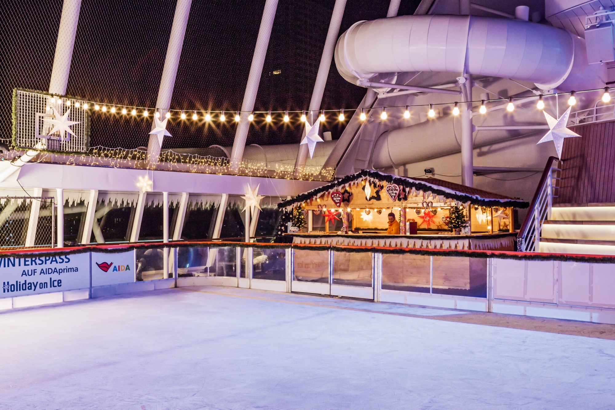 Eisbahn auf AIDAnova bei Nacht gemütlich beleuchtet
