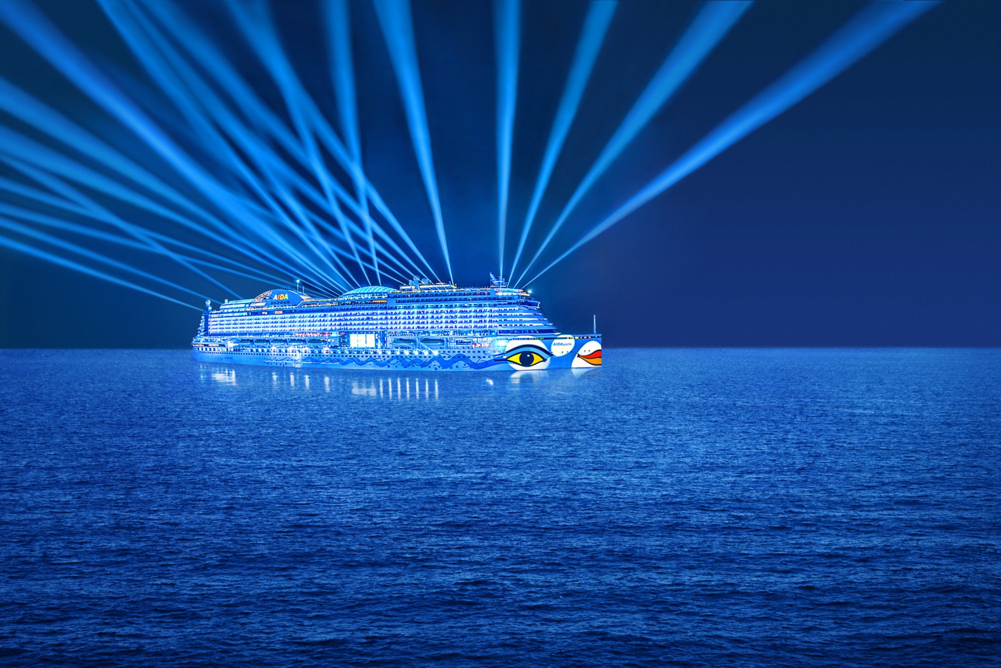 AIDA auf dem Meer mit Lasershow an Deck