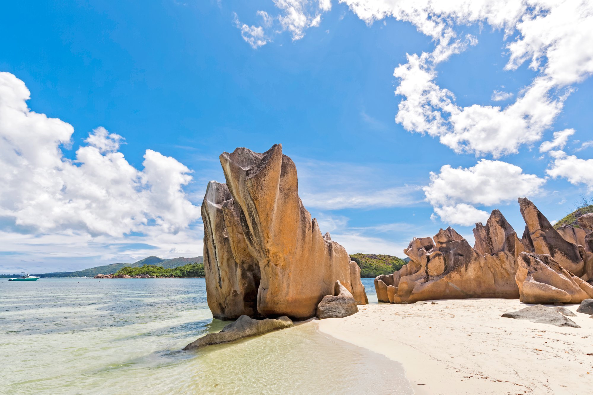 Seychelles, Praslin, Curieuse Island, beach with granite rocks