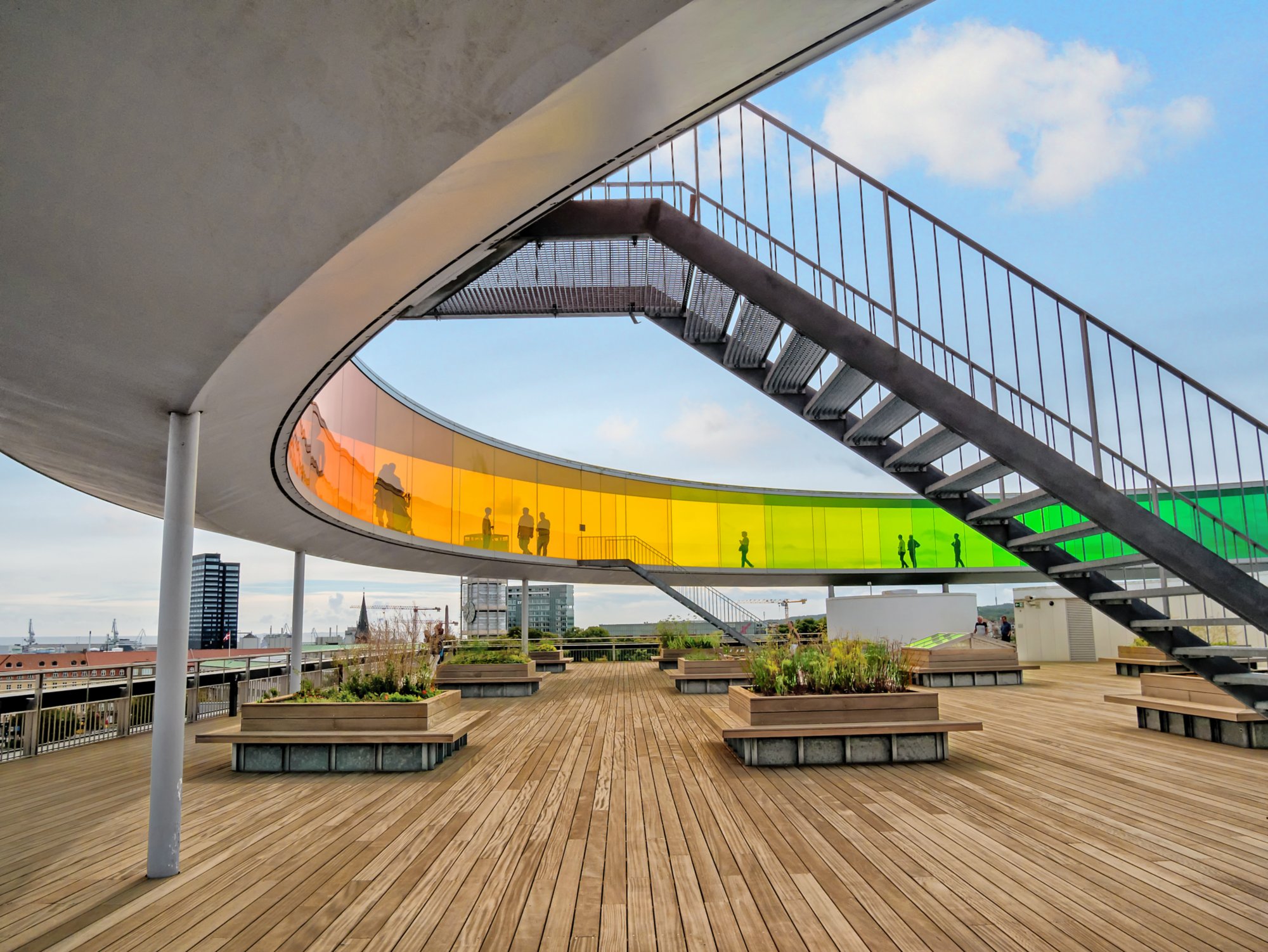 Besucher laufen durch die Dachinstallation im Kunstmuseum Aarhus
