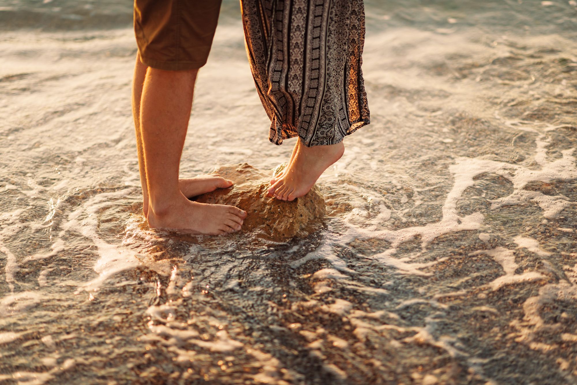 Füße eines Paares im Wasser