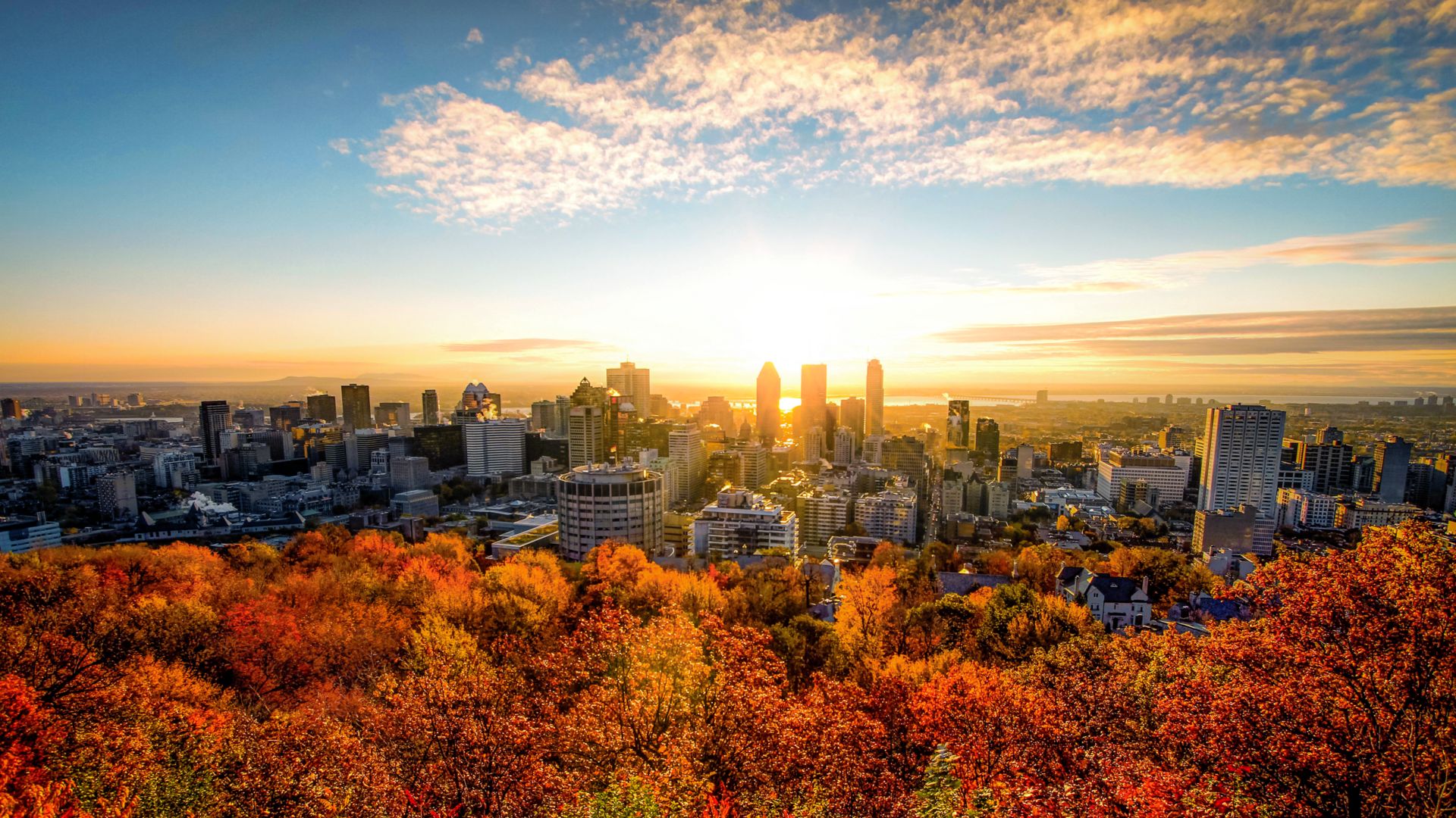 Blick auf Quebec mit herbstlichen Bäumen bei Sonnenuntergang