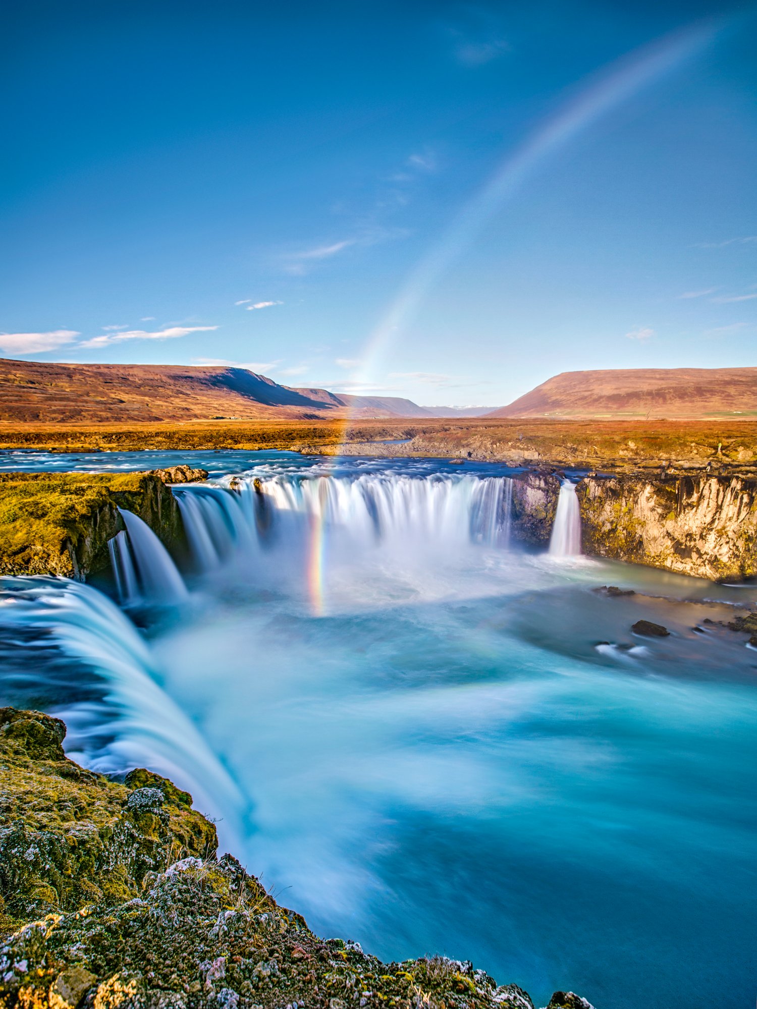 Goðafoss Wasserfall in der Nähe von Akureyri mit Regenbogen über dem Wasser