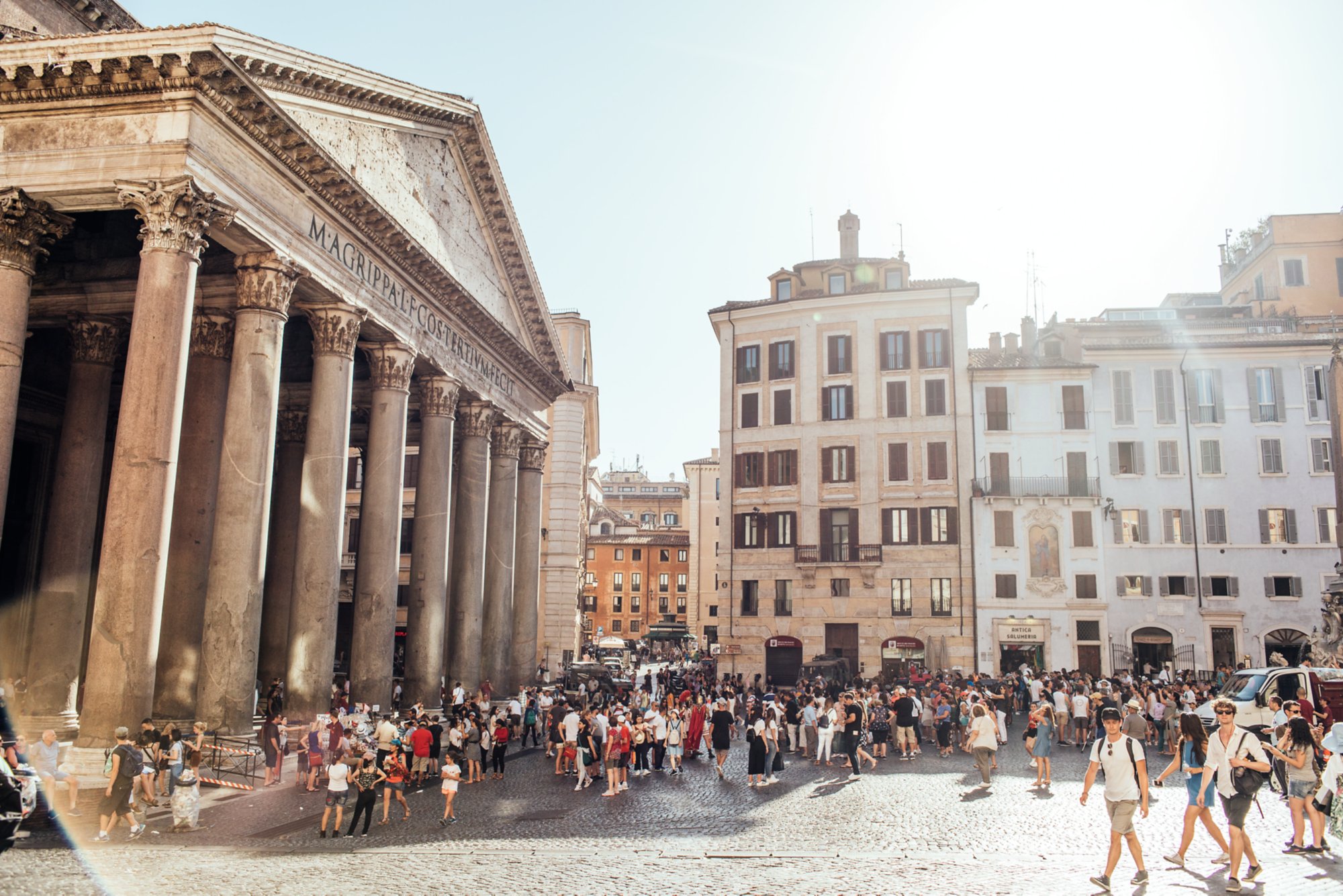 Menschen auf dem Vorplatz vom Pantheon in Rom