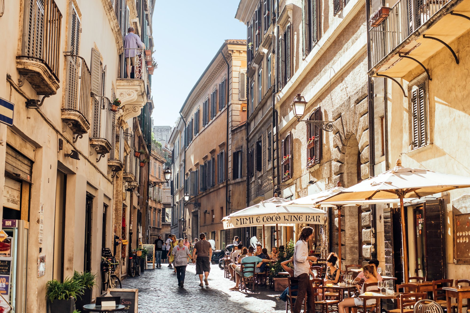 Gasse mit Restaurants in Rom
