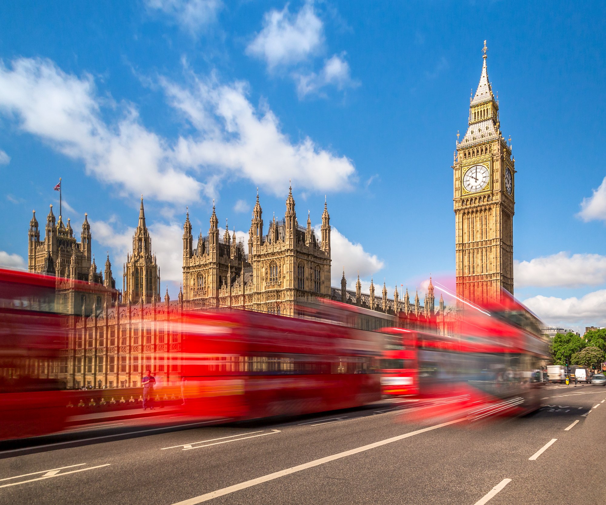 London Big Ben mit roten Doppeldeckerbussen