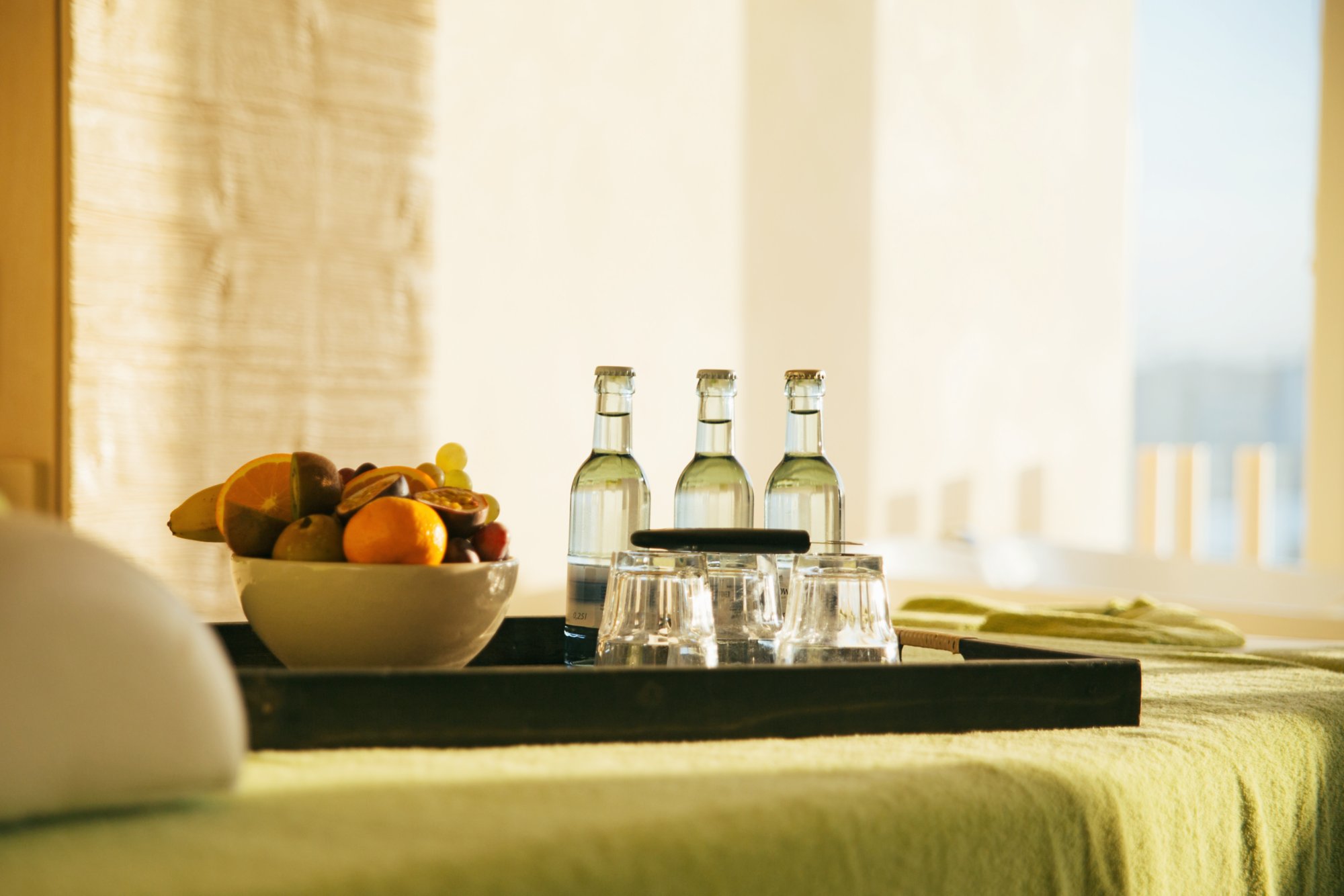 Glasflaschen und ein Obstkorb an Bord von AIDA