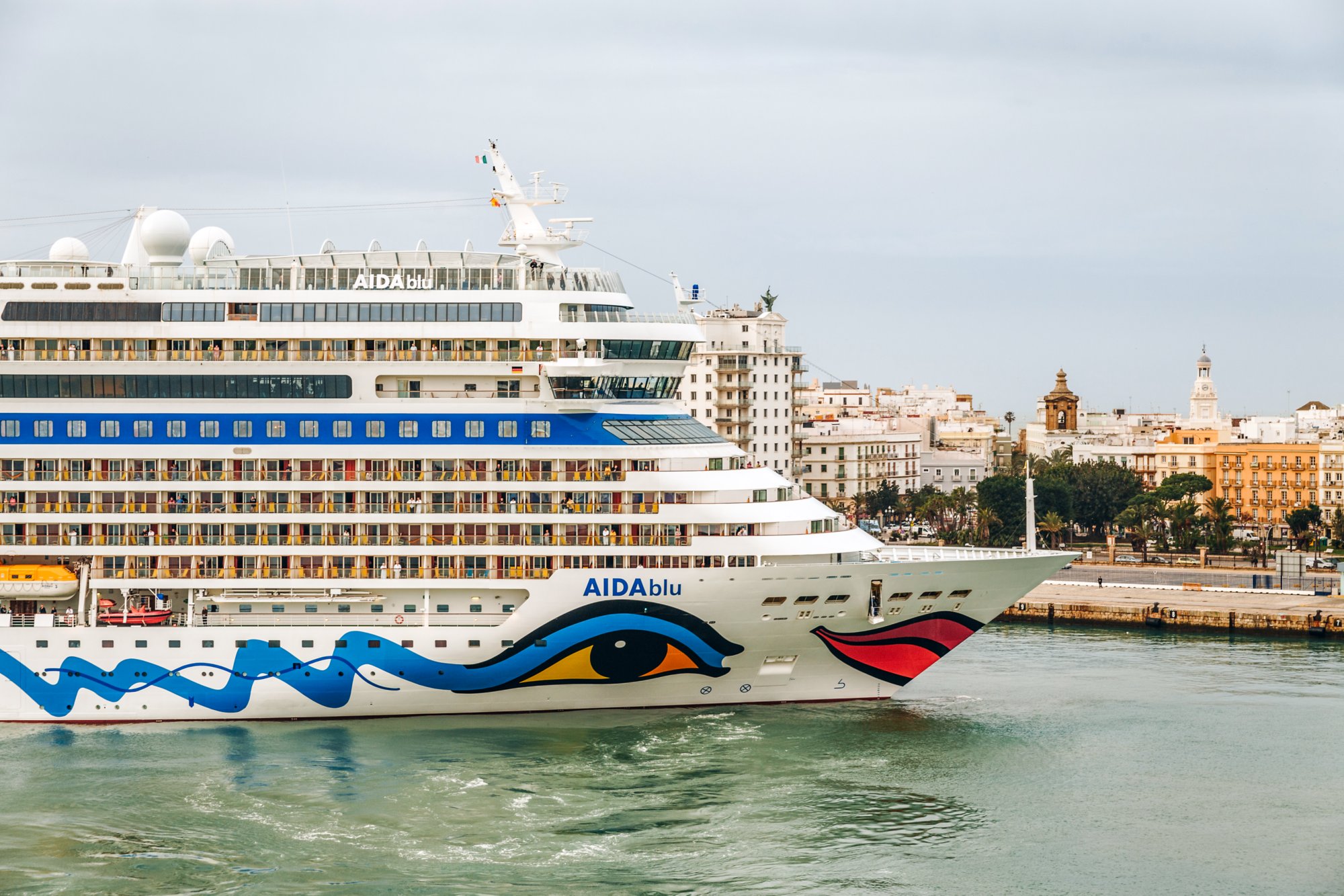 AIDAblu im Hafen von Cadiz