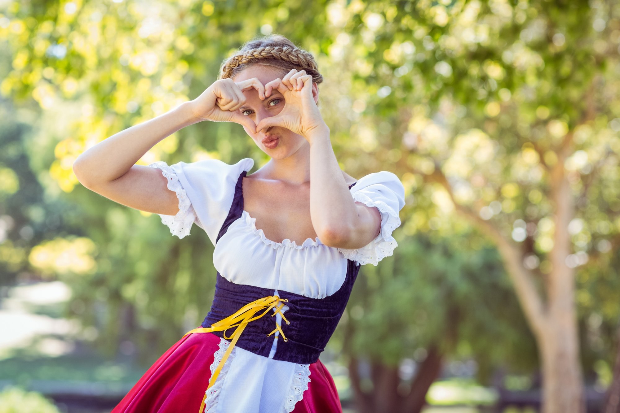 Frau im Dirndl