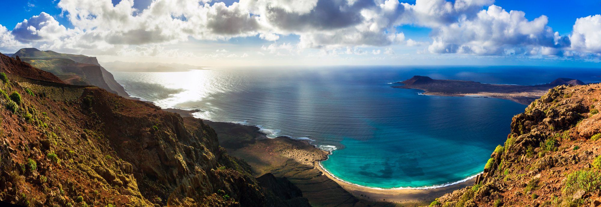 Blick von Mirador del Rio auf die Küste von Lanzarote