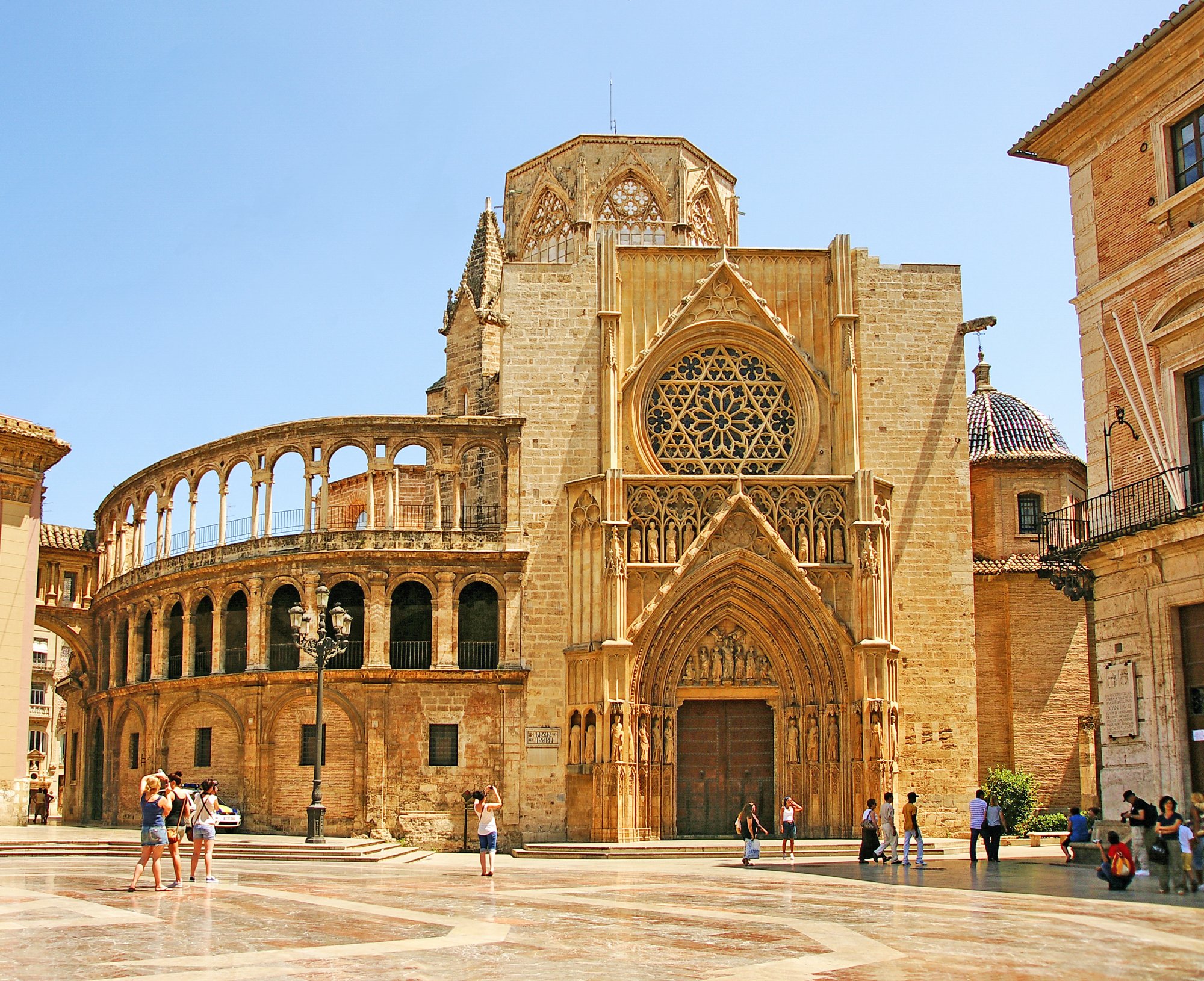 Die gotische Architektur der Kathedrale Santa María de Valencia steht im krassen Kontrast zur Moderne in der Stadt der Künste und Wissenschaften.​