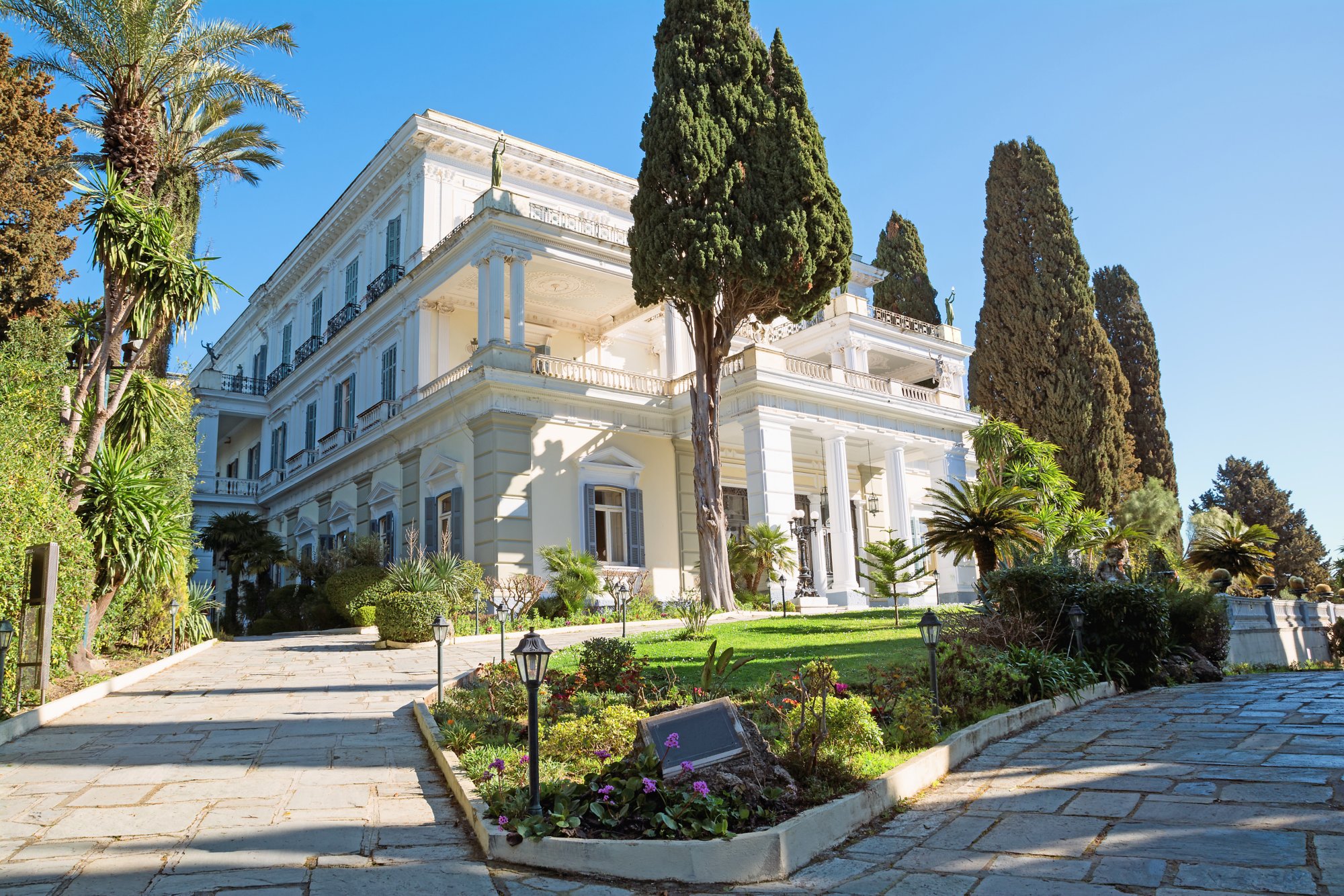 Der Achilleion-Palast auf Korfu beeindruckt besonders mit seinem riesigen Garten.
