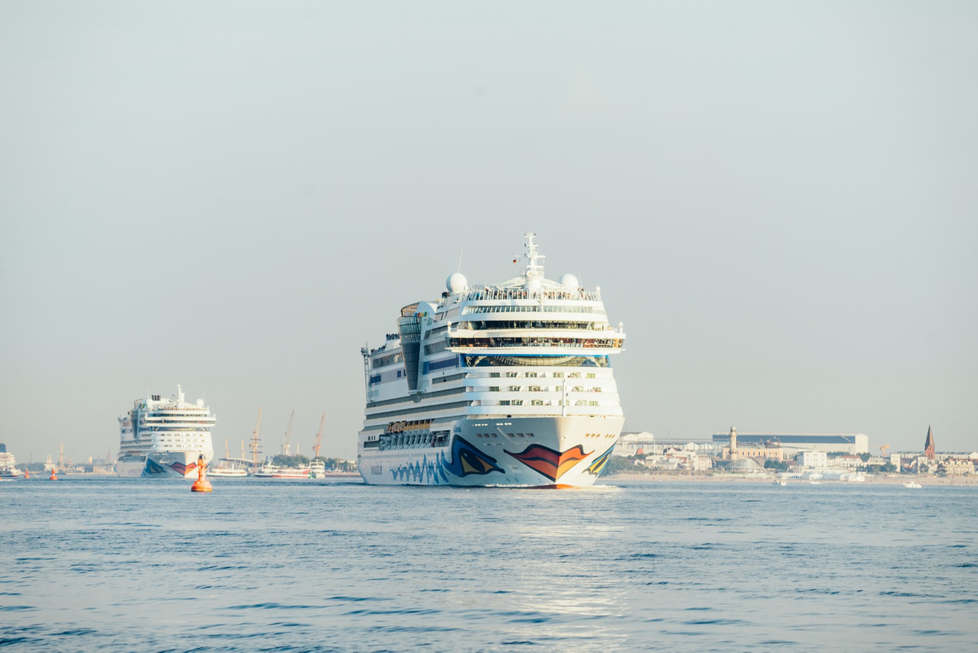 AIDAdiva und AIDAmar in Warnemünde 
