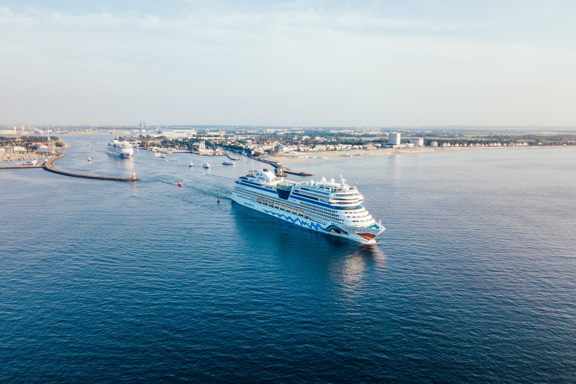 Ausfahrt der AIDAbella aus Warnemünde