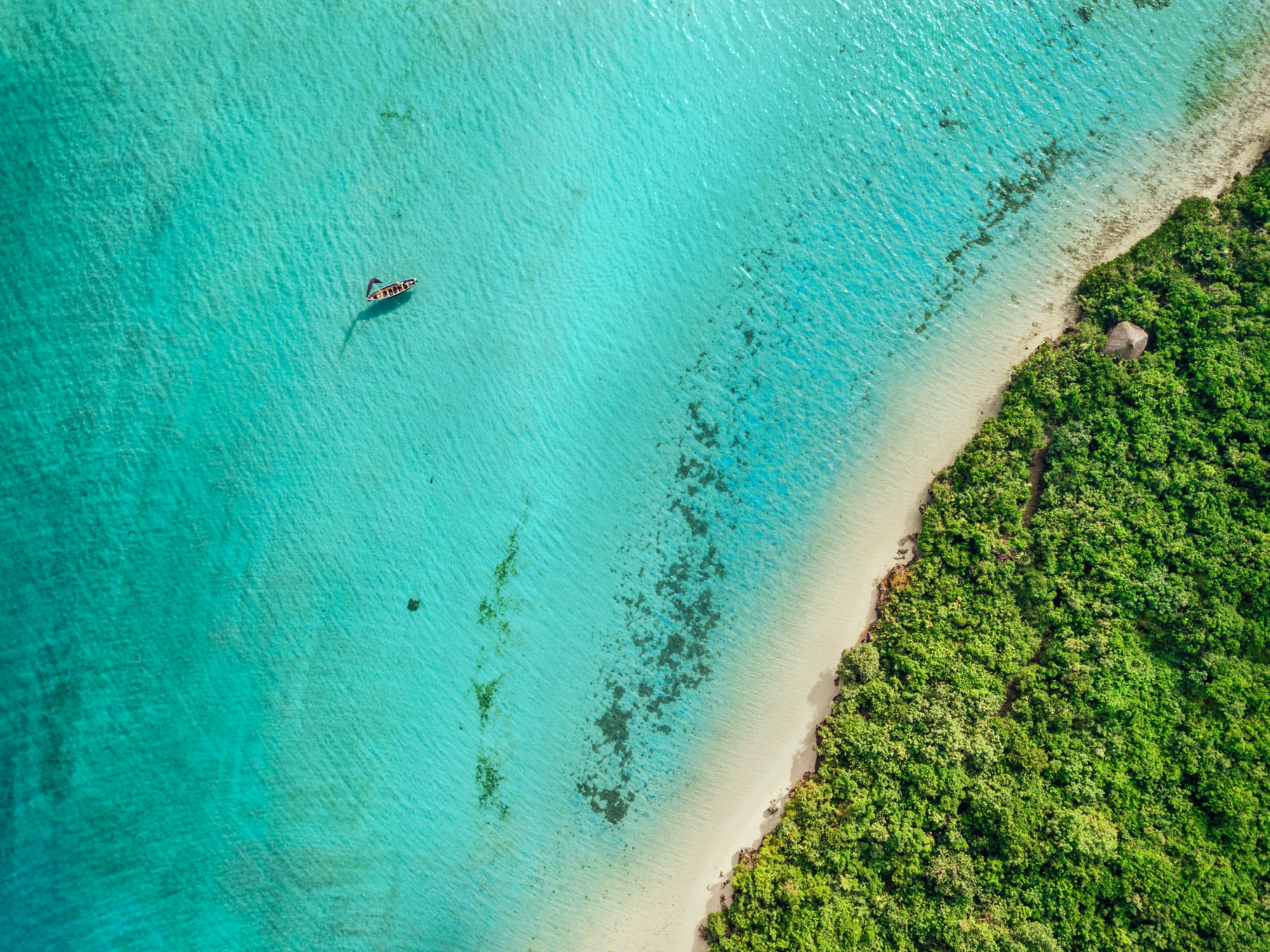 Türkisblaues Meer und weißer Strand auf Mauritius