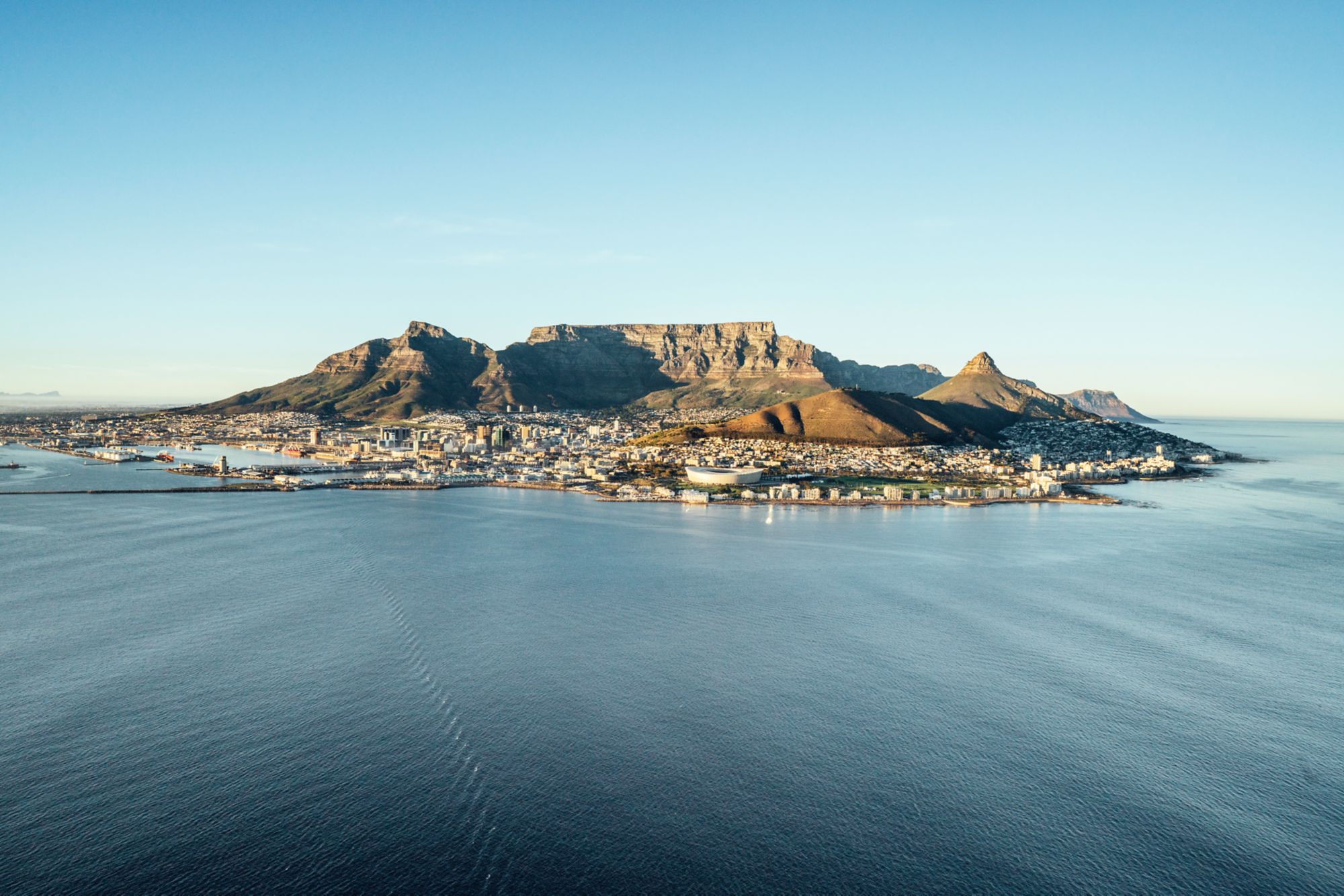 Tafelberg in Kapstadt mit flachem Gipfel, Blick auf die Stadt und das ruhige Wasser der Table Bay.