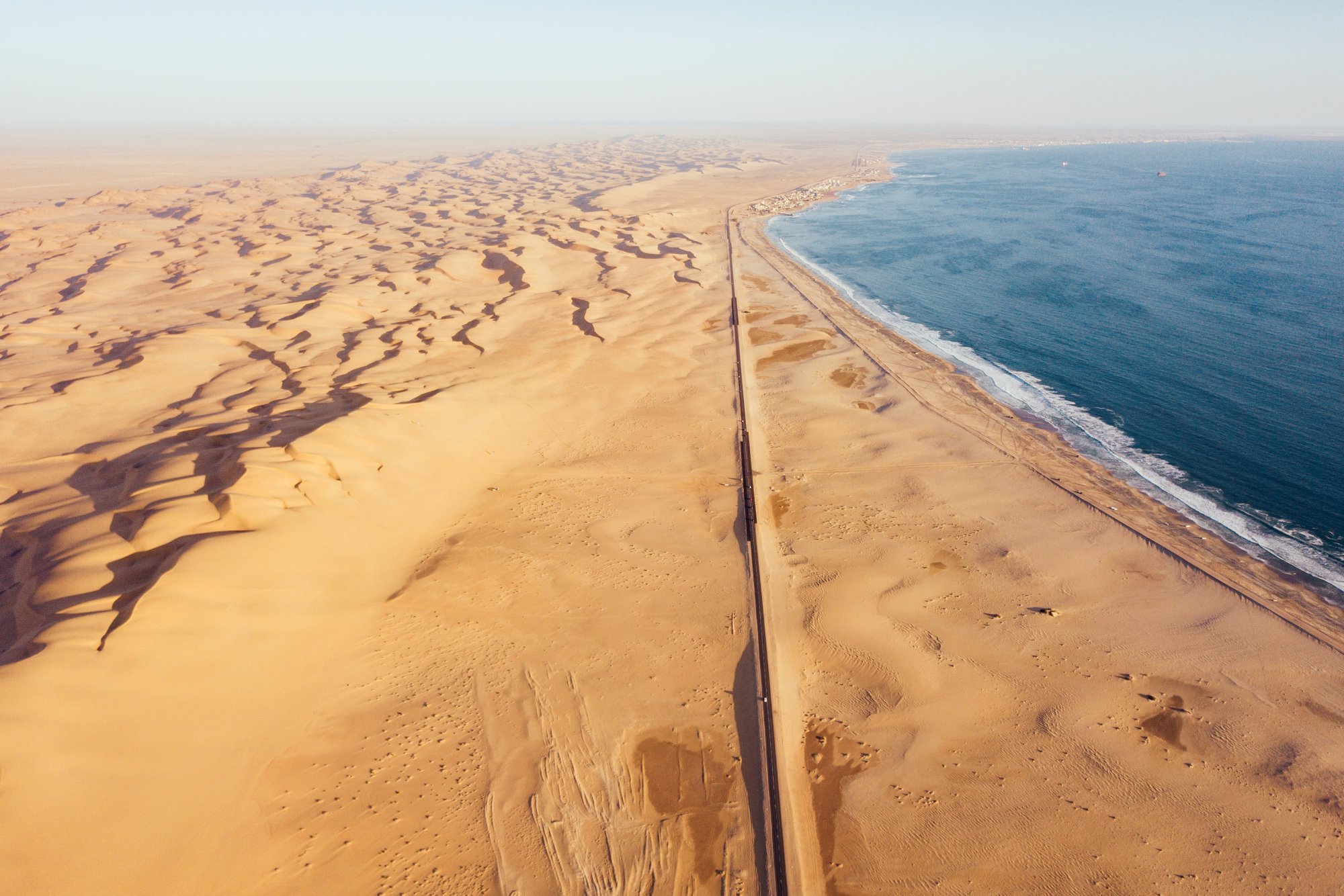 Wüste in Namibia trifft auf den Atlantik