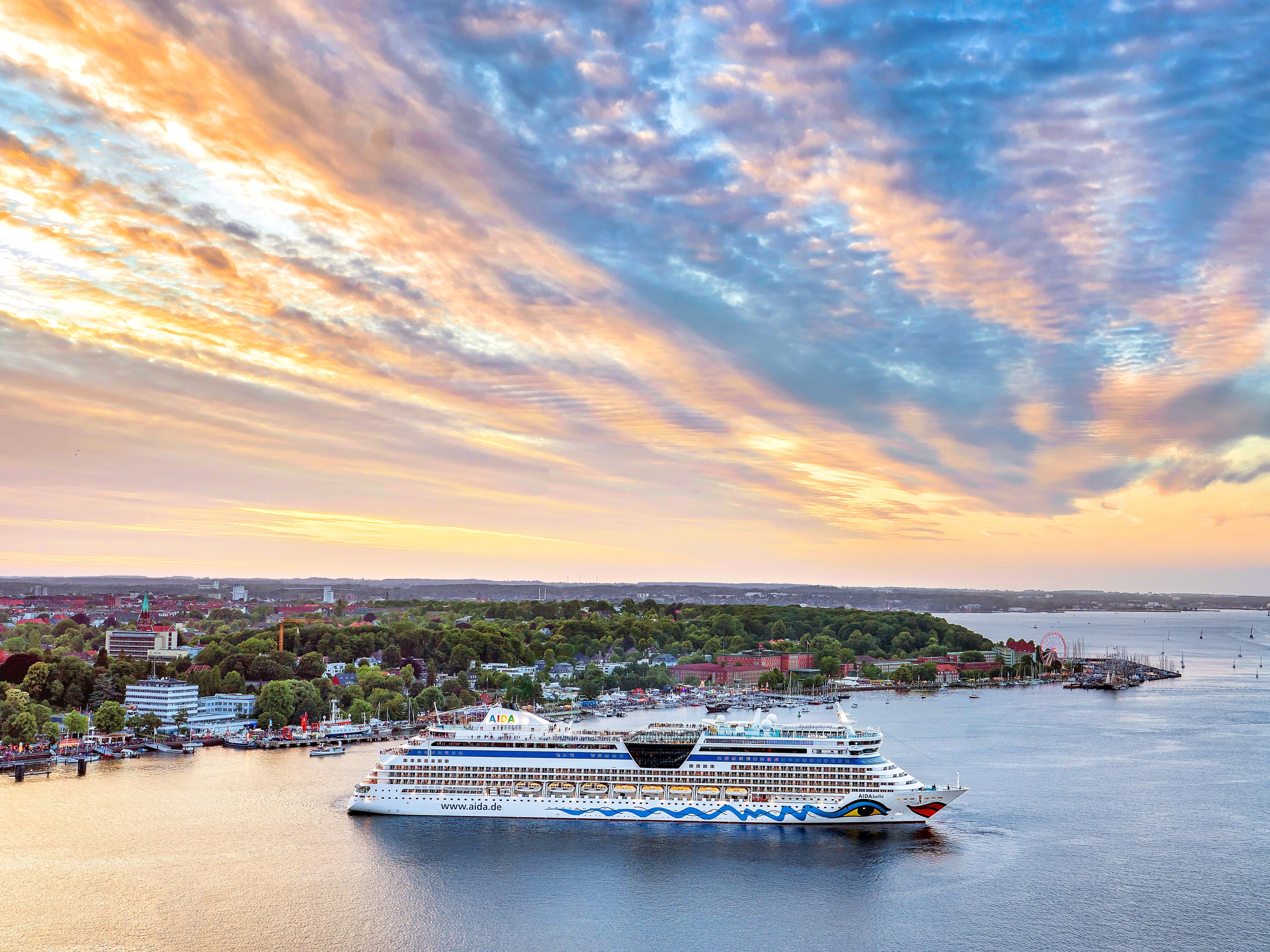 AIDA bei Sonnenuntergang auf der Kieler Woche