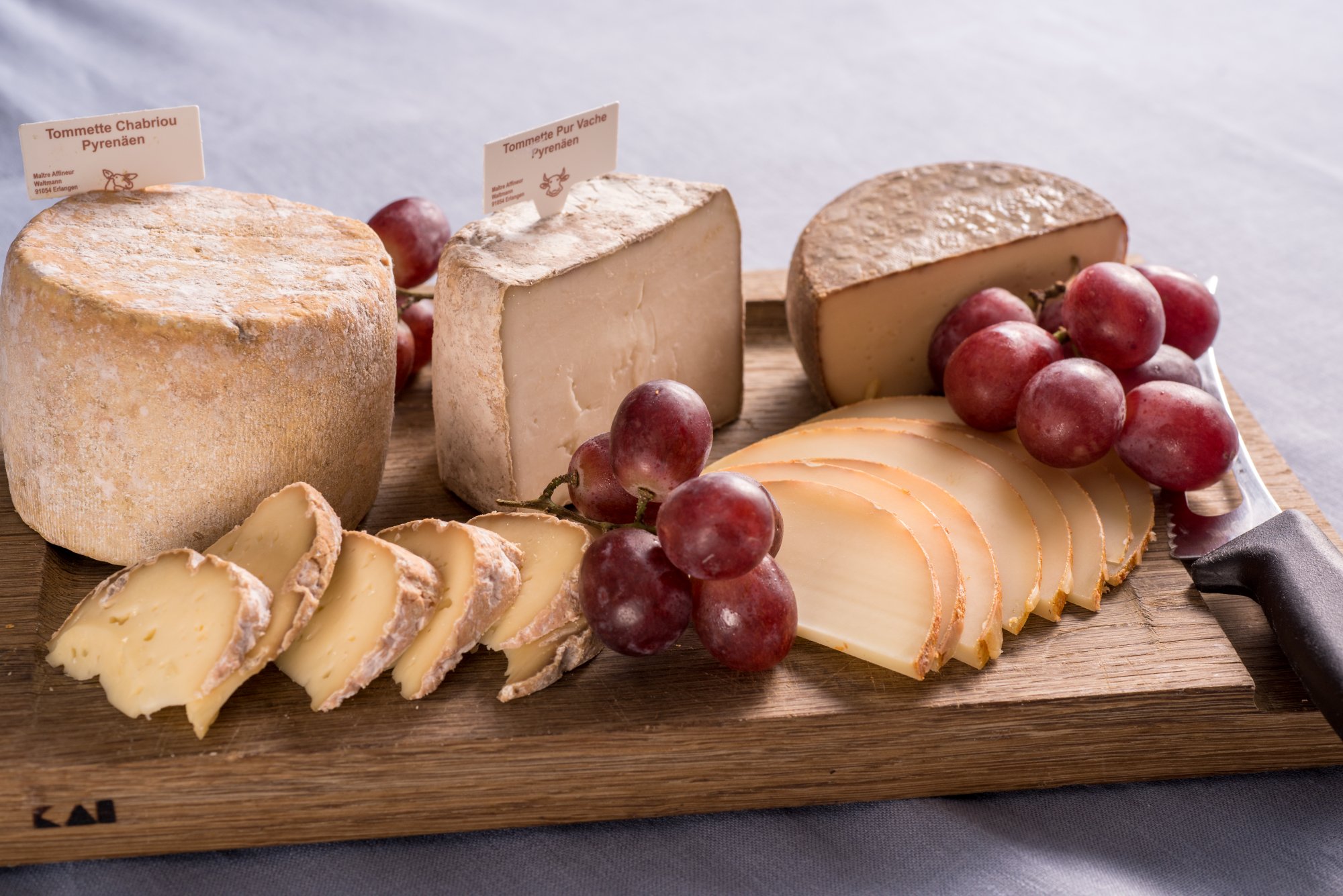 Ein Brett mit verschiedenen Käsesorten