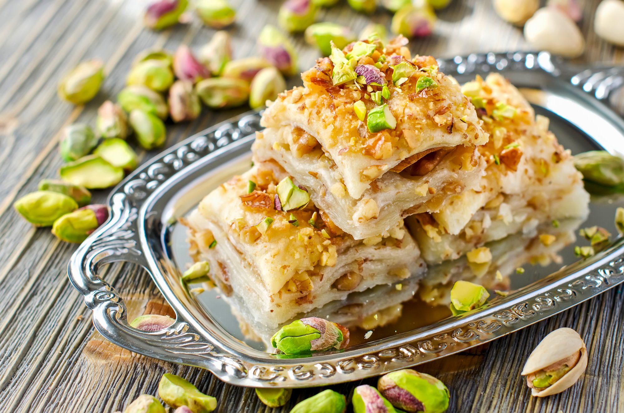 Baklava auf einem silbernen Tablet