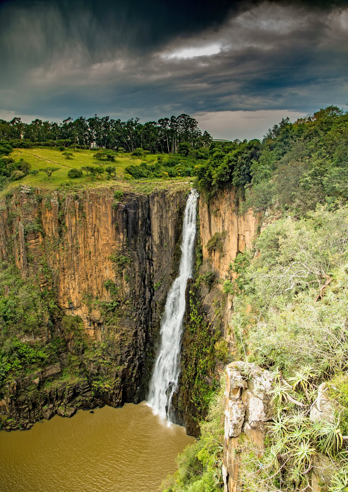 Drachenberge mit Wasserfall in Südafrika