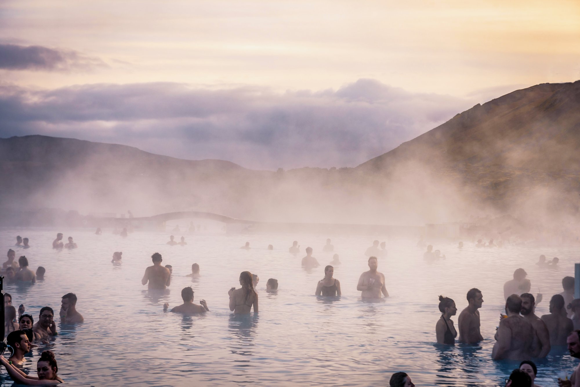 Menschen in Thermalquelle bei Reykjavik