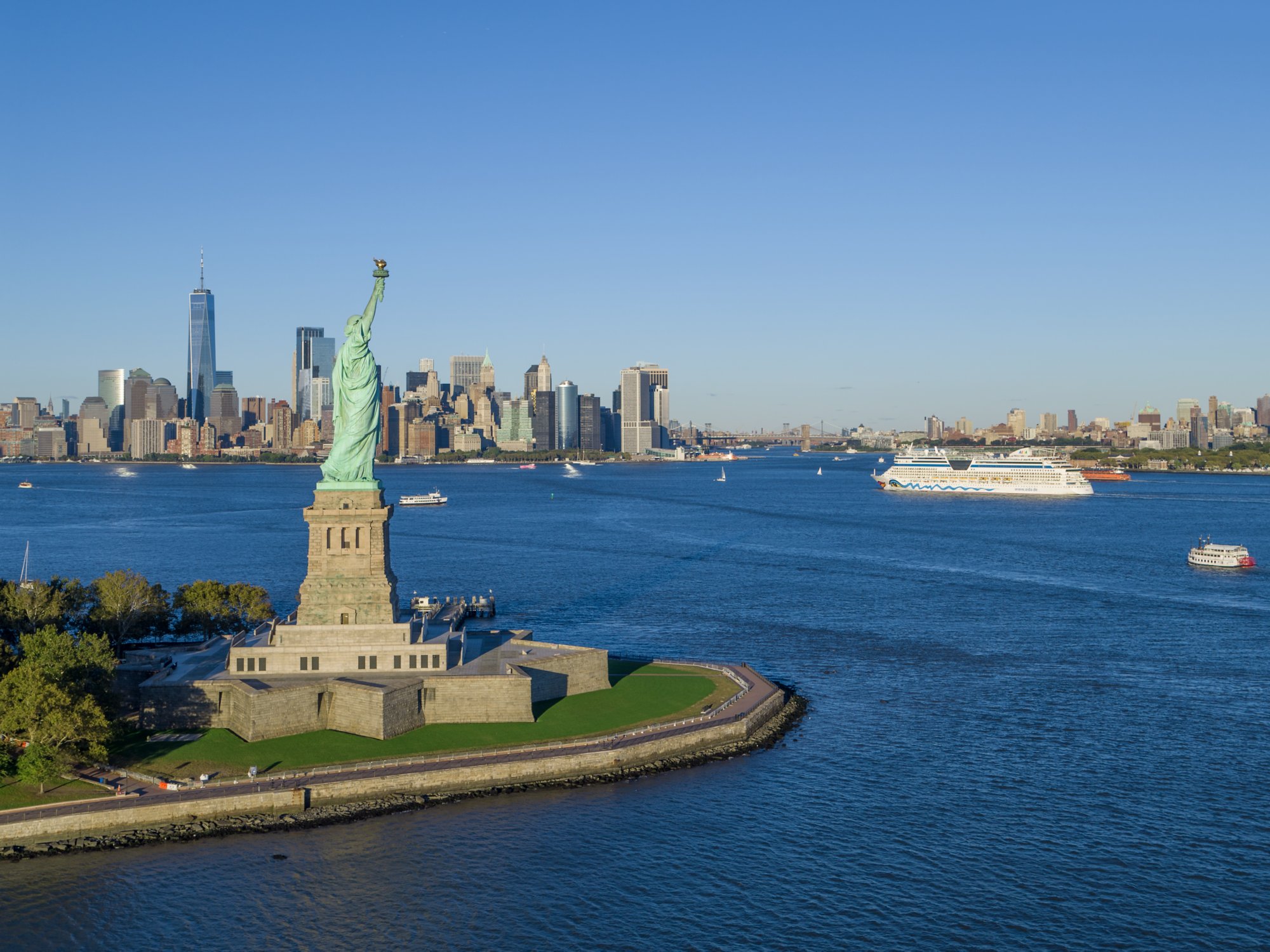 Freiheitsstatue mit Skyline im Hintergrund