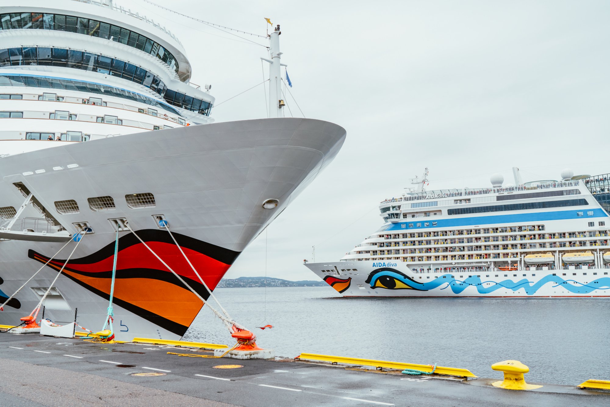 AIDAdiva und ein weiteres AIDA Schiff liegen in einem Hafen.