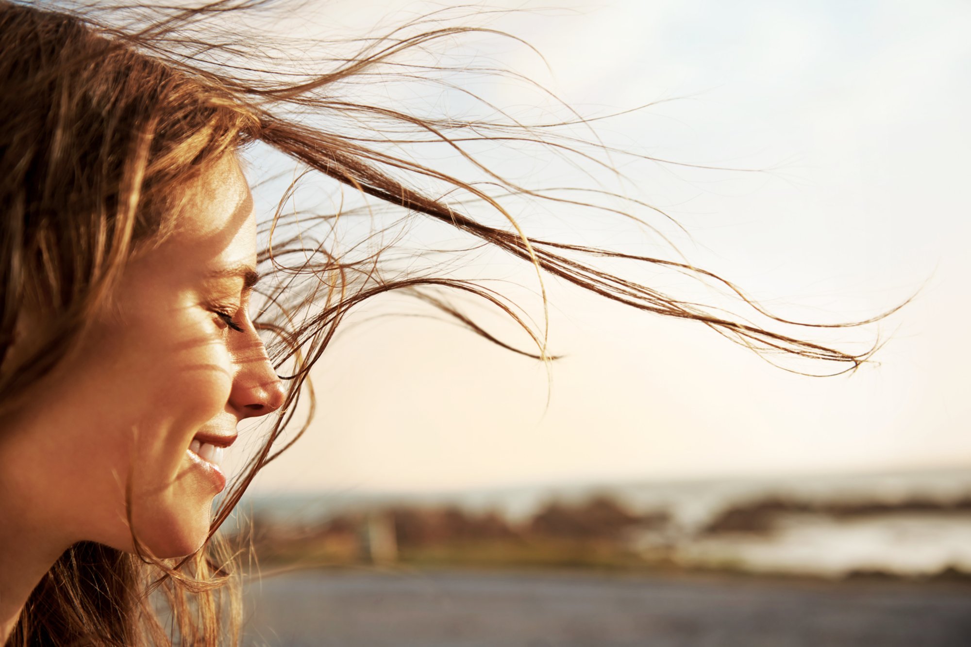 Frau mit wehenden Haaren