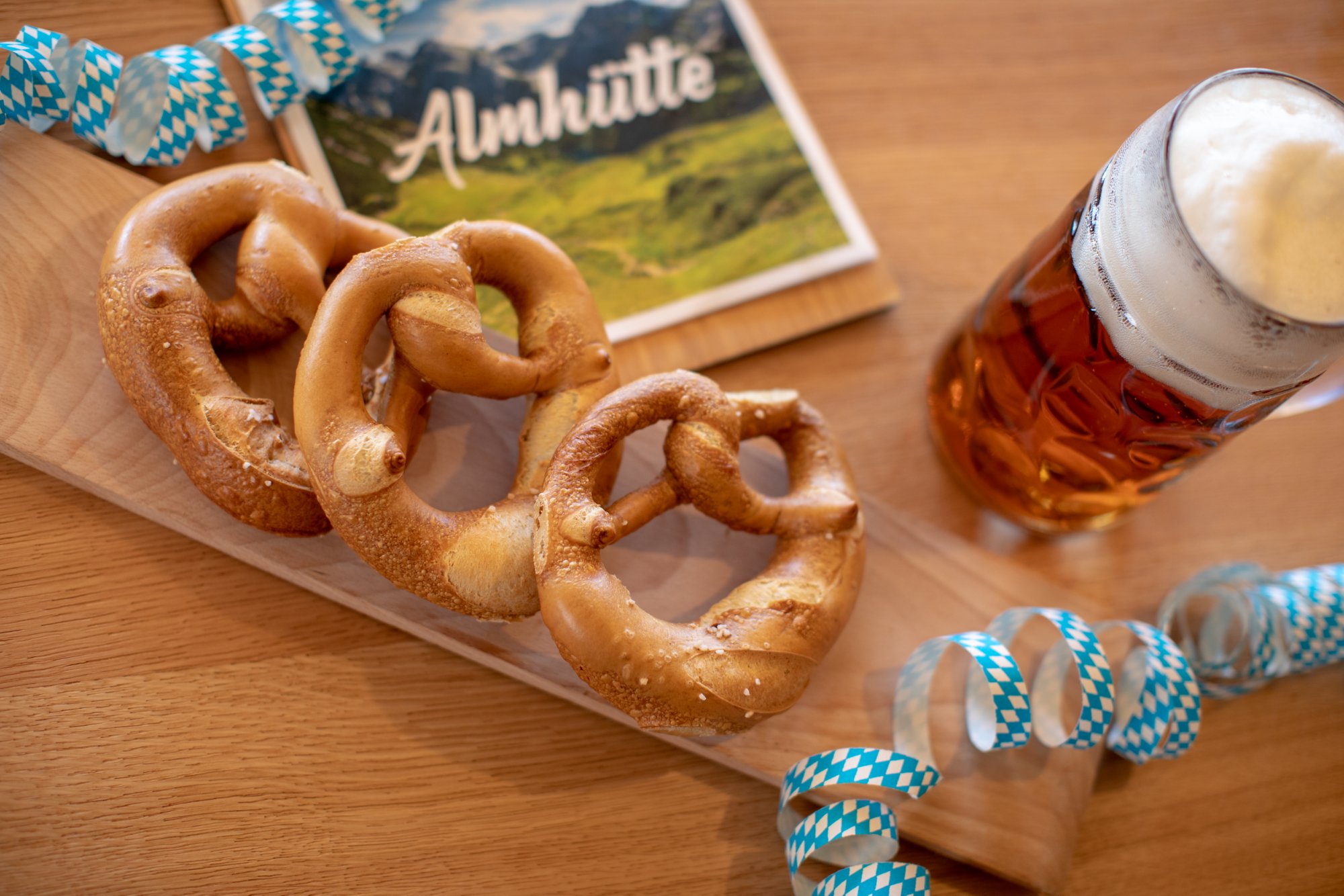 Brezeln und Bier auf einem Tisch