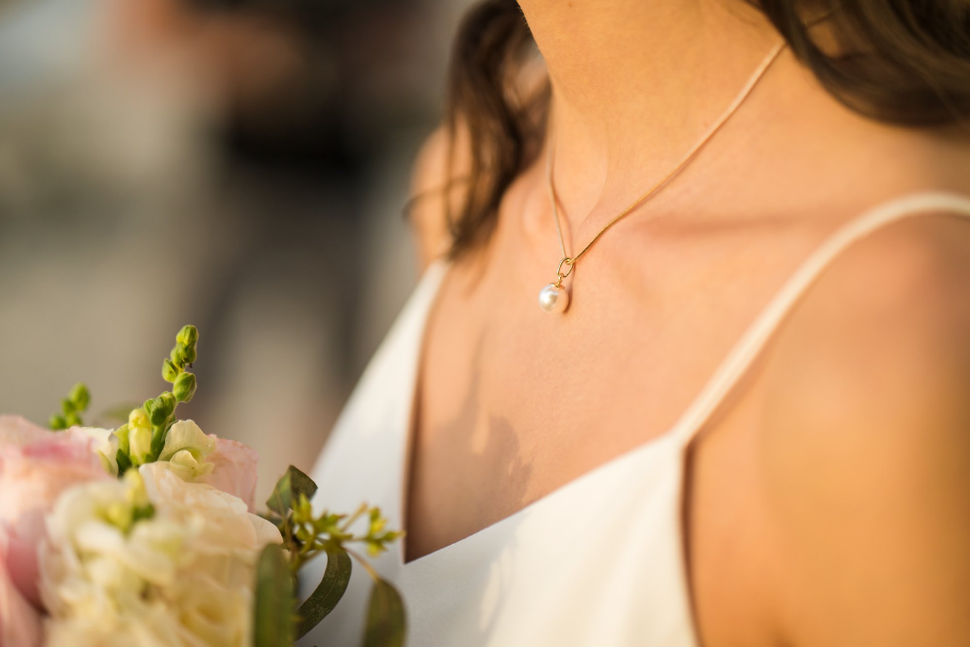 Frau im Brautkleid mit Blumenstrauß