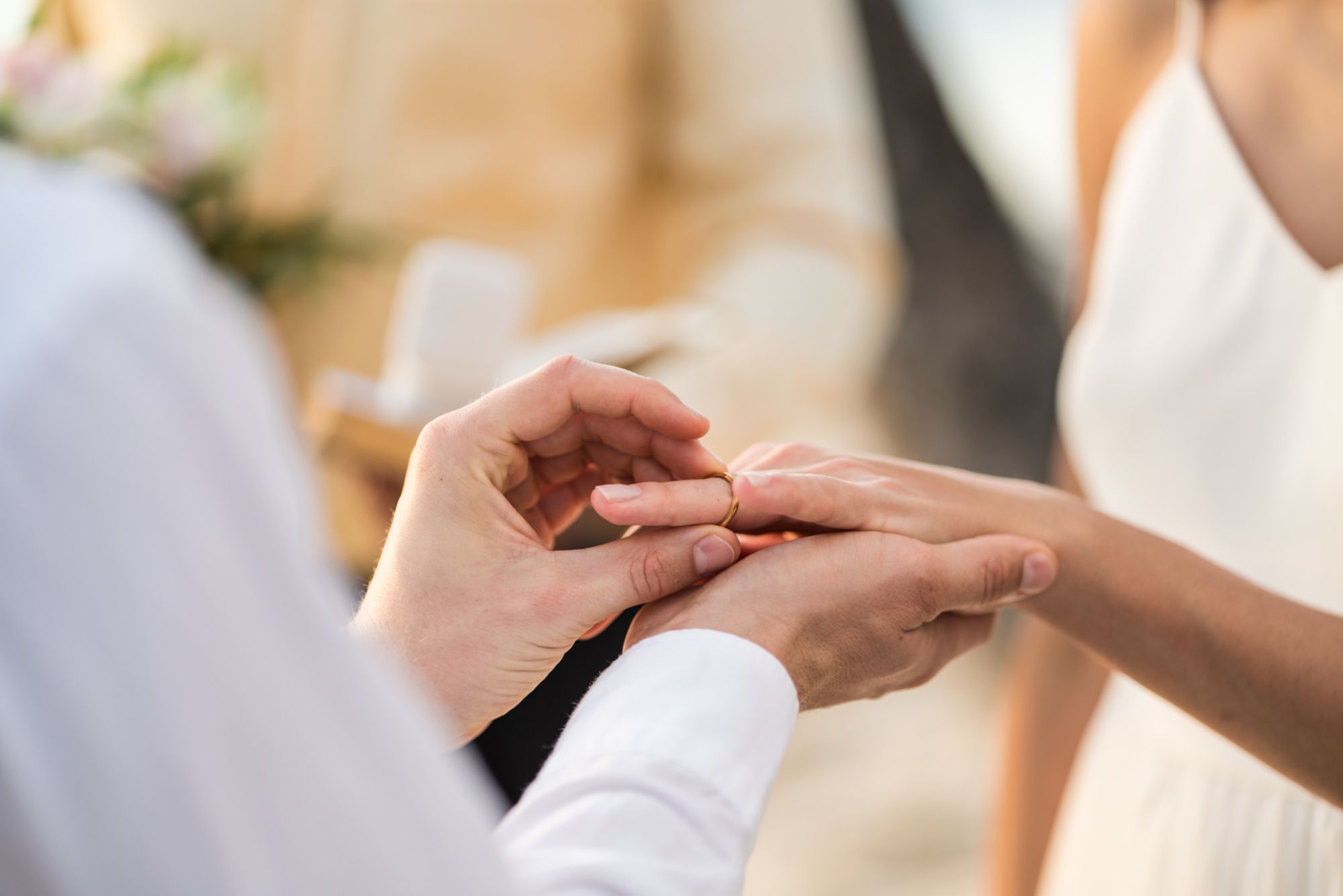 Mann steckt Frau Ring an
