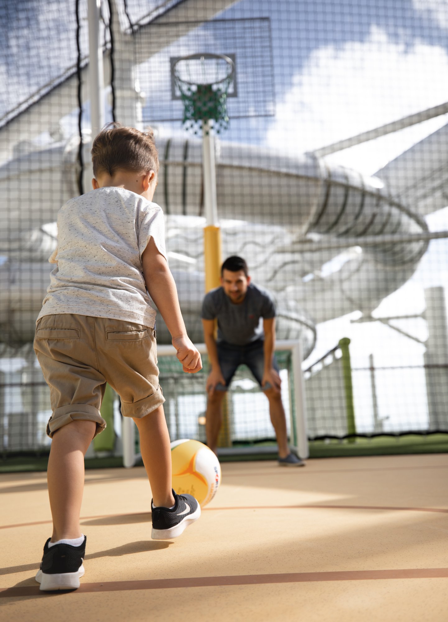 Vater und Kind spielen Fussball