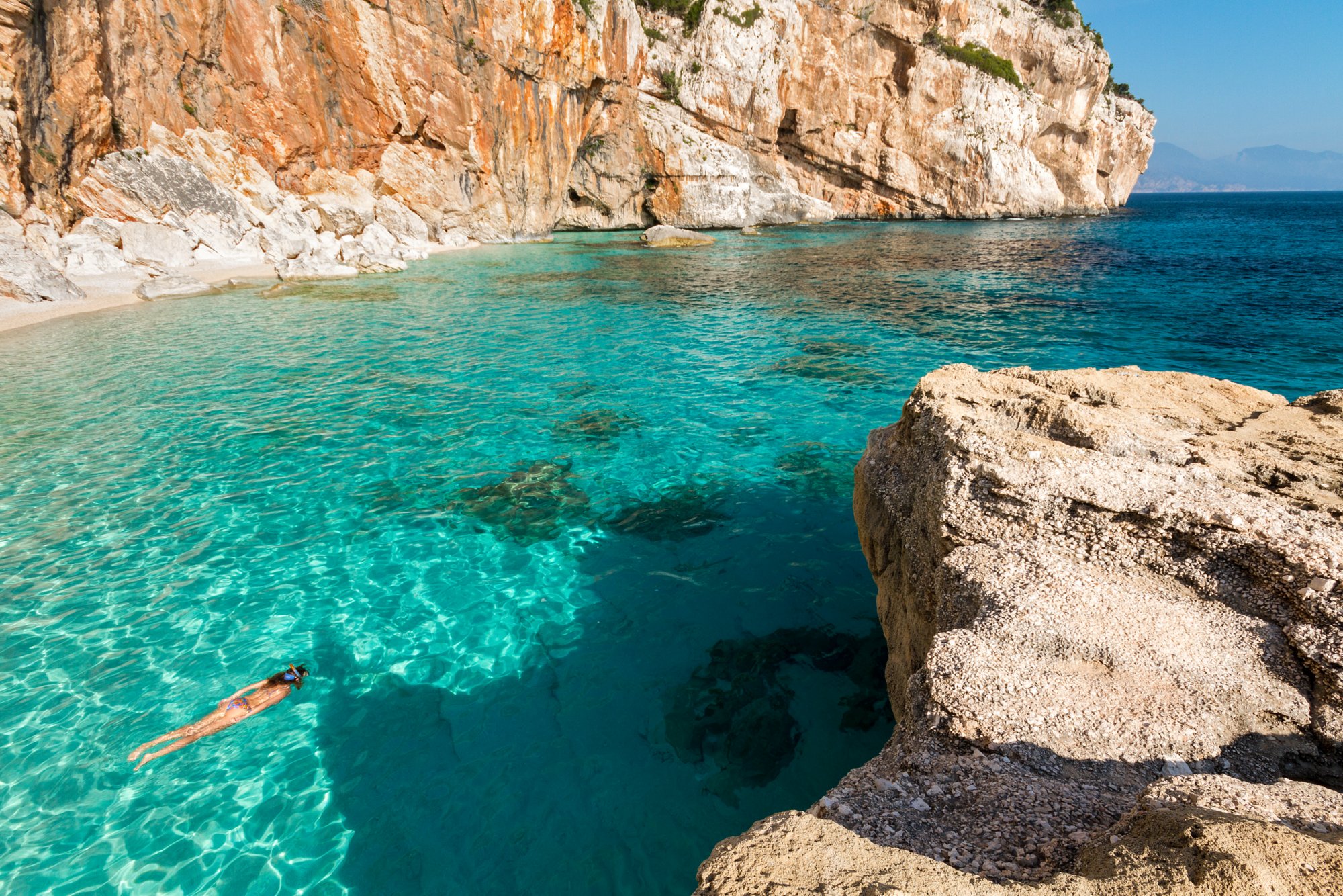 Frau schnorchelt an der Küste Sardiniens