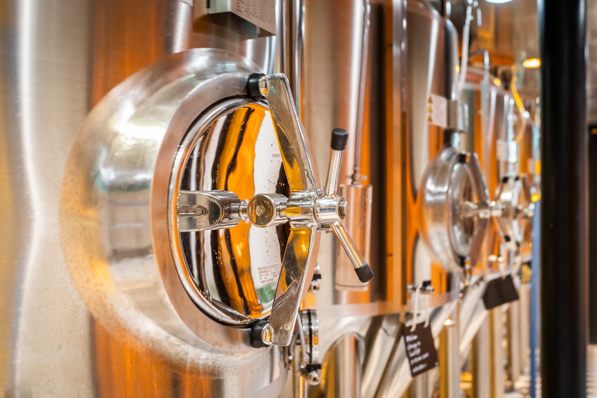 Biertanks in der Brauerei an Bord von AIDA