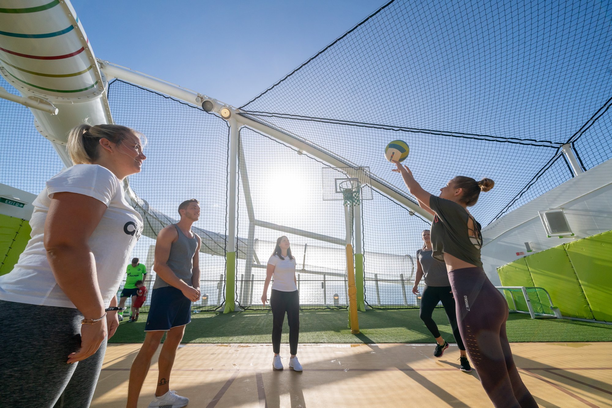 Gruppe spielt Volleyball an Deck