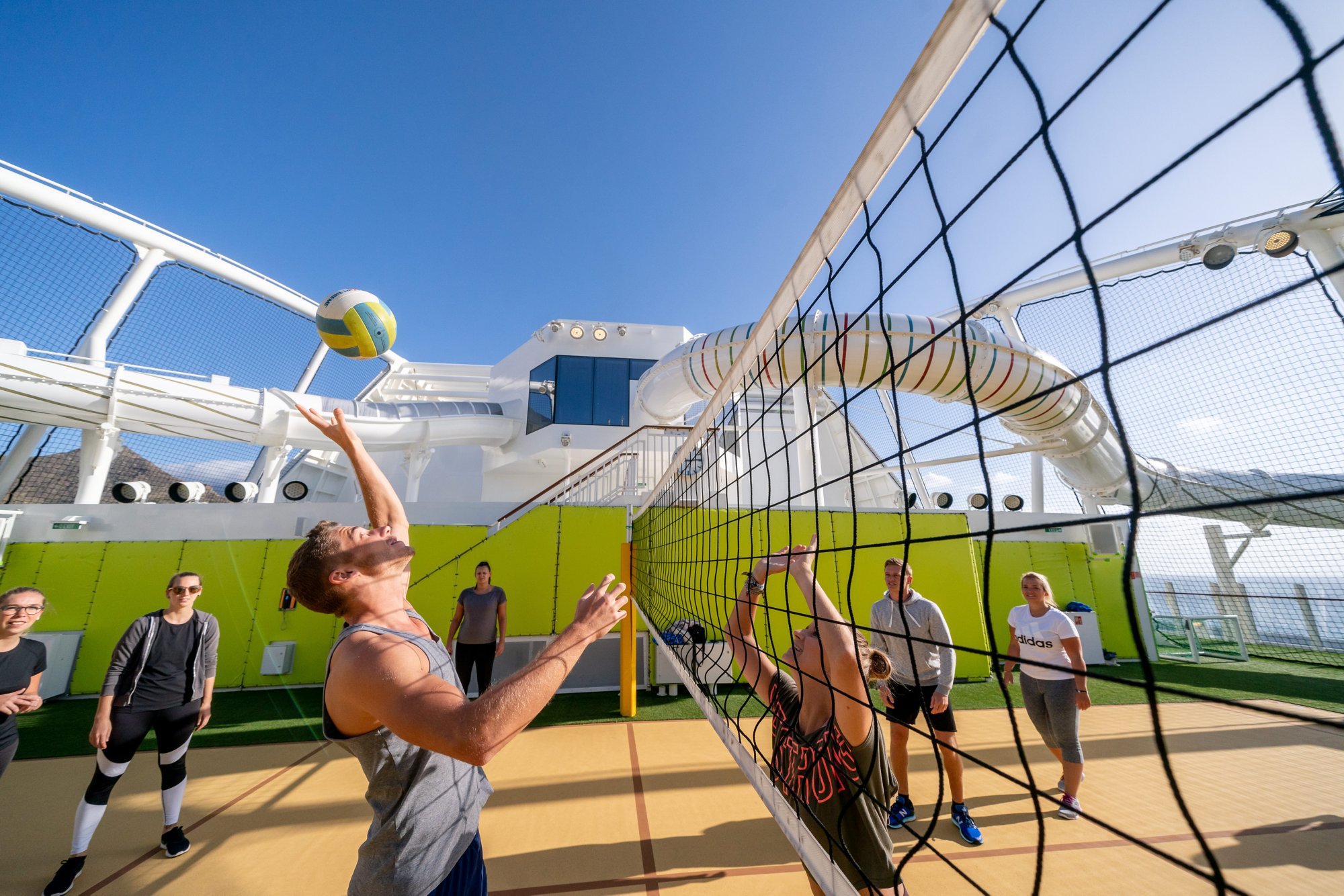 Gruppe spielt Volleyball an Deck