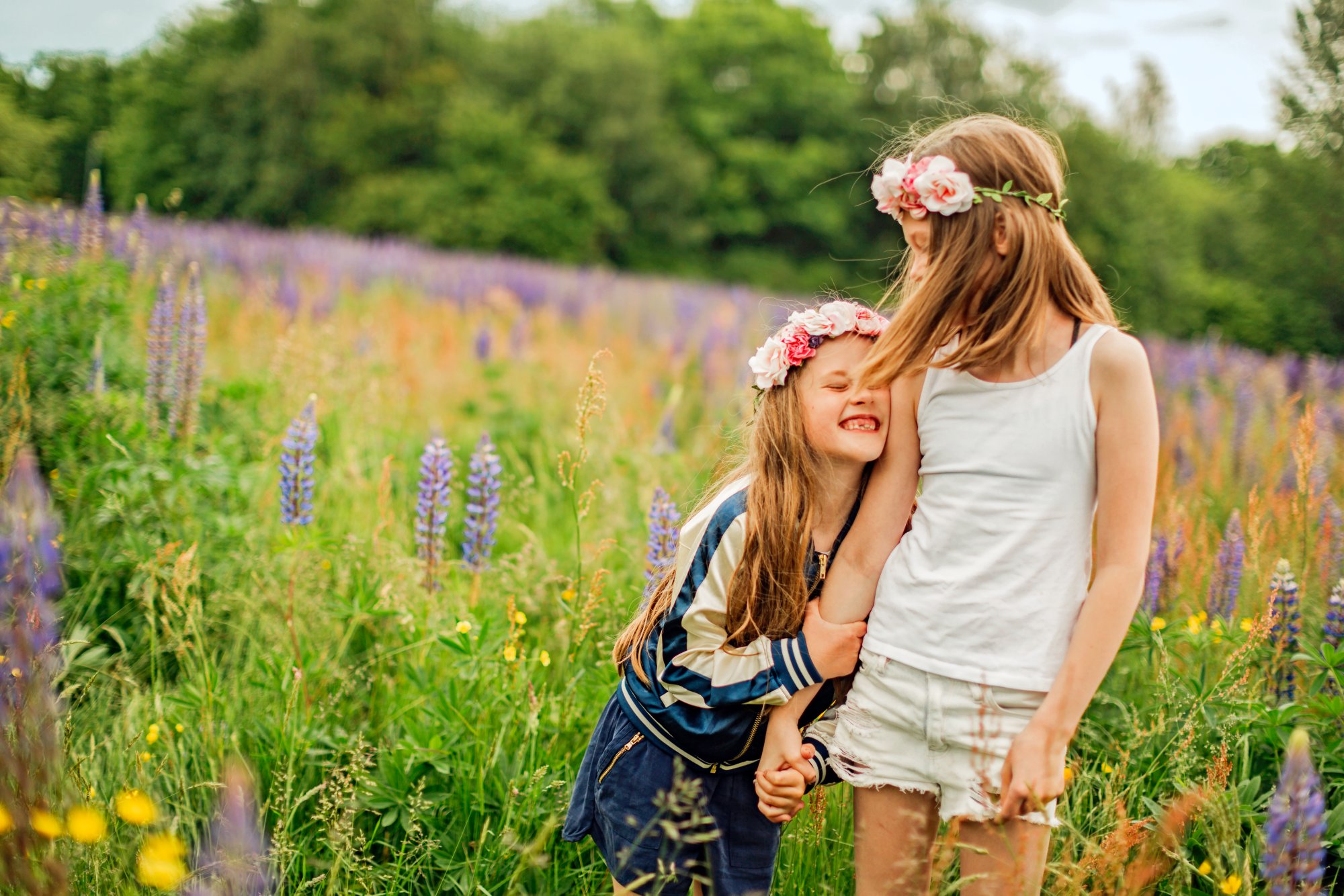 Zwei Mädchen auf einer Wiese
