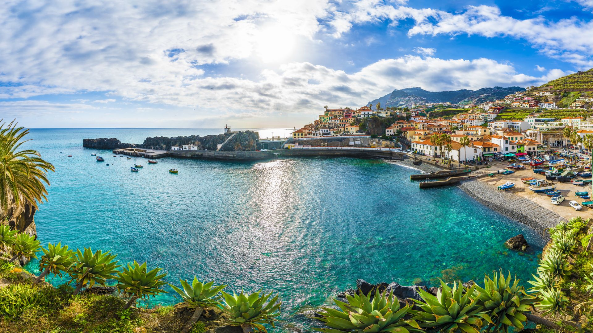 Panoramablick auf den Hafen und die Küstenstadt Camara de Lobos auf Madeira