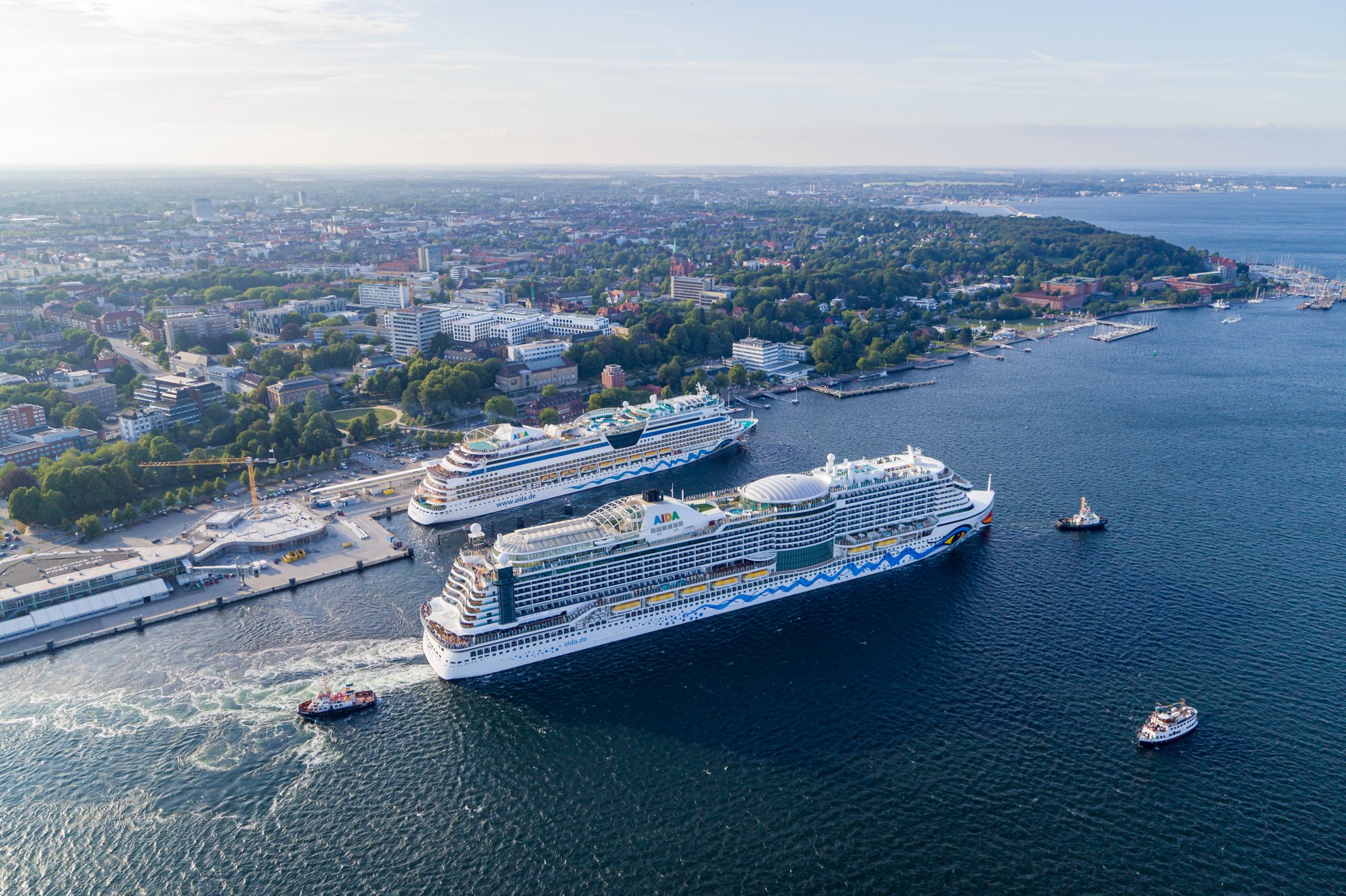 AIDAprima und AIDAluna in Kiel