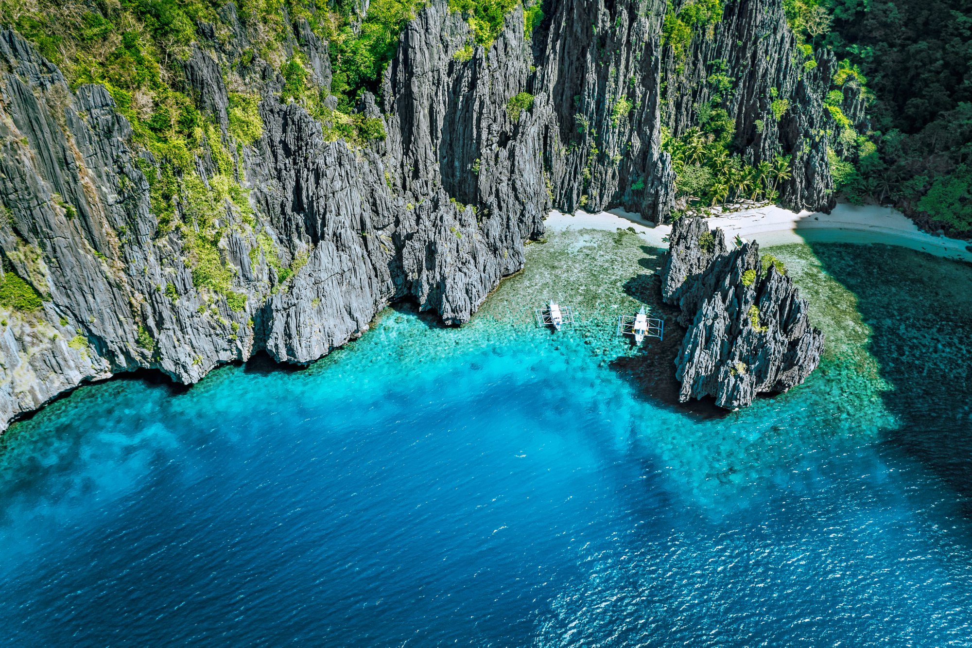 Felsige Bucht mit türkisfarbenem Wasser bei El Nido