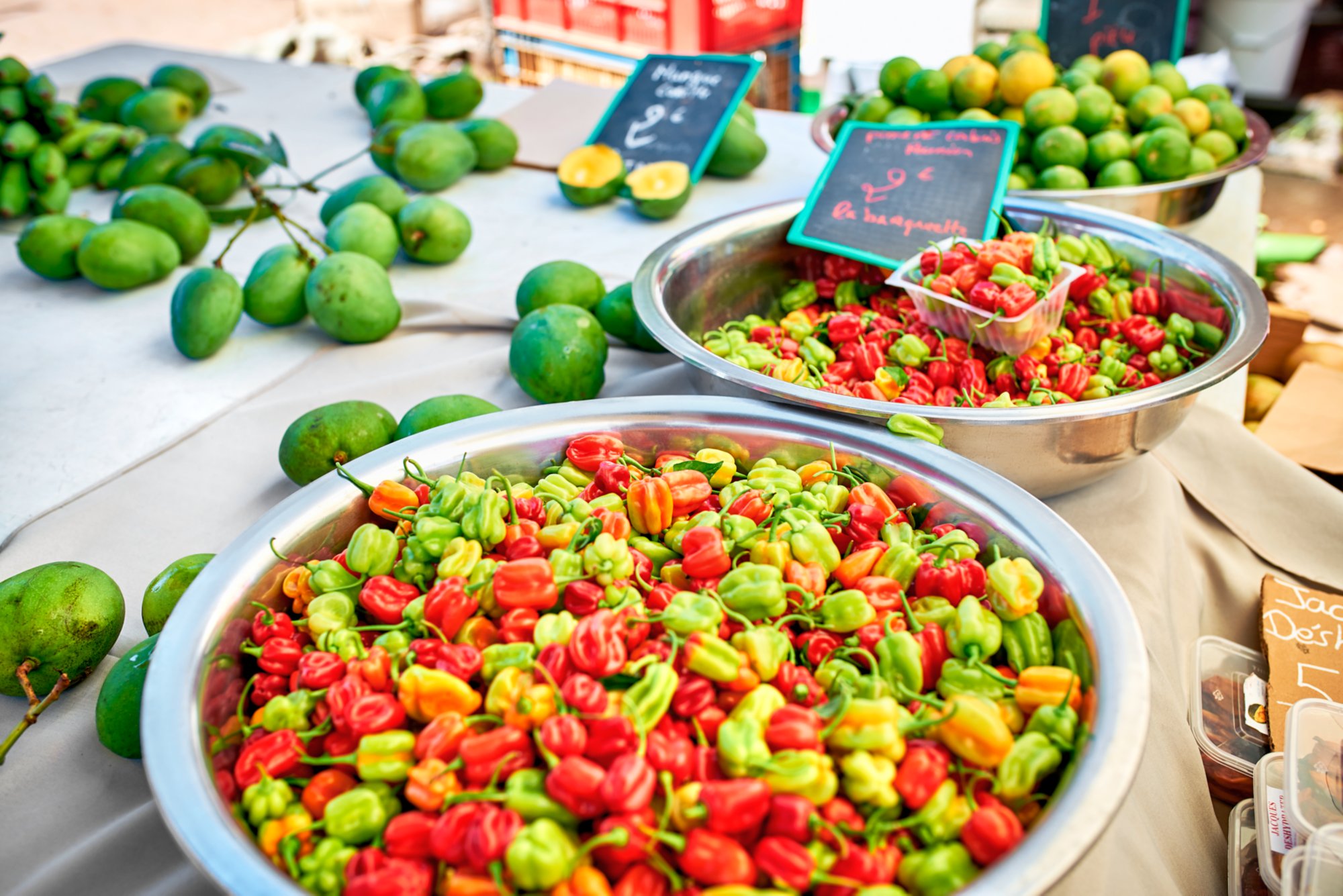 Eine Schüssel mit scharfen Chilischoten
