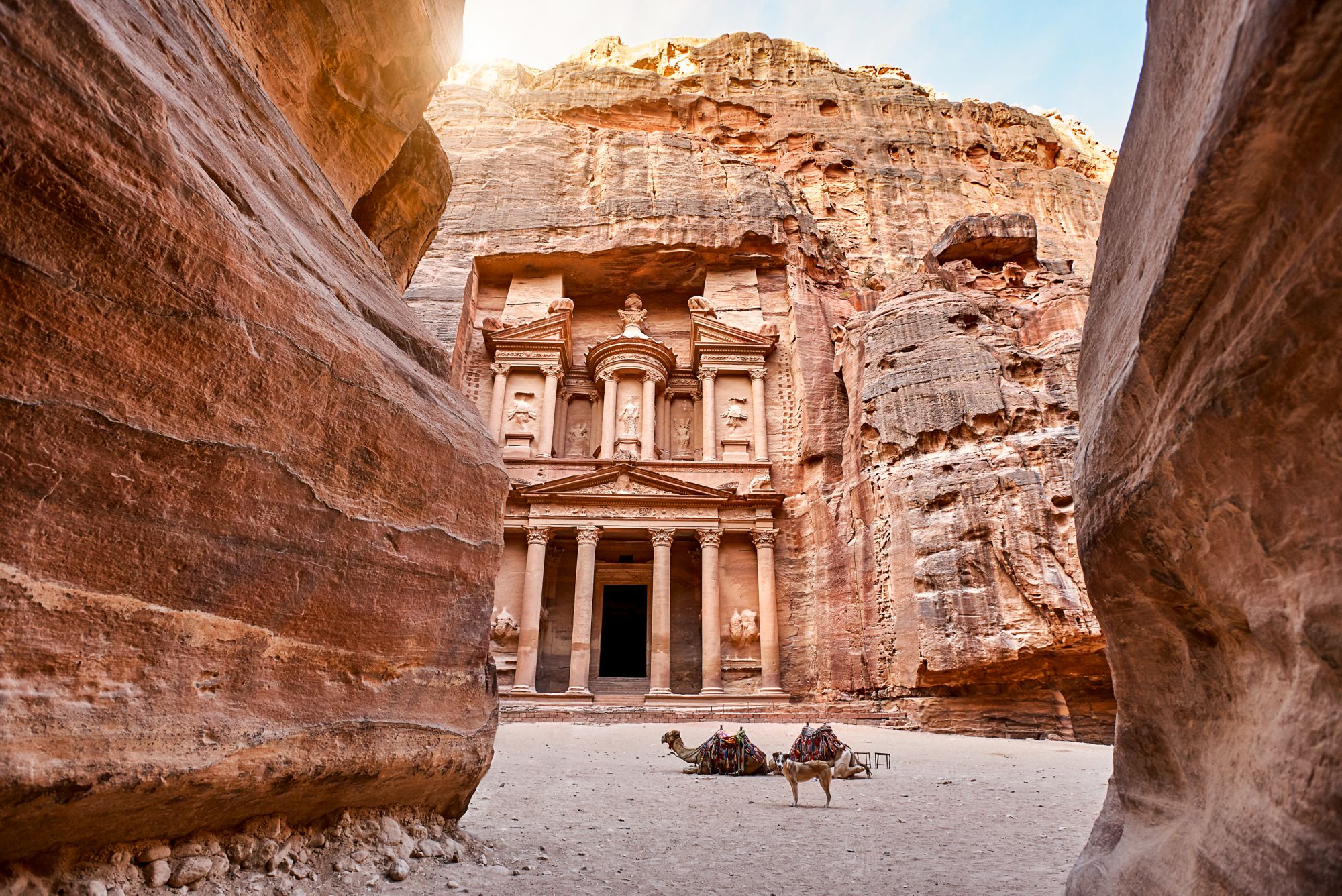 Das Tempel-Mausoleum Al Khazneh in der antiken Stadt Petra in Jordanien