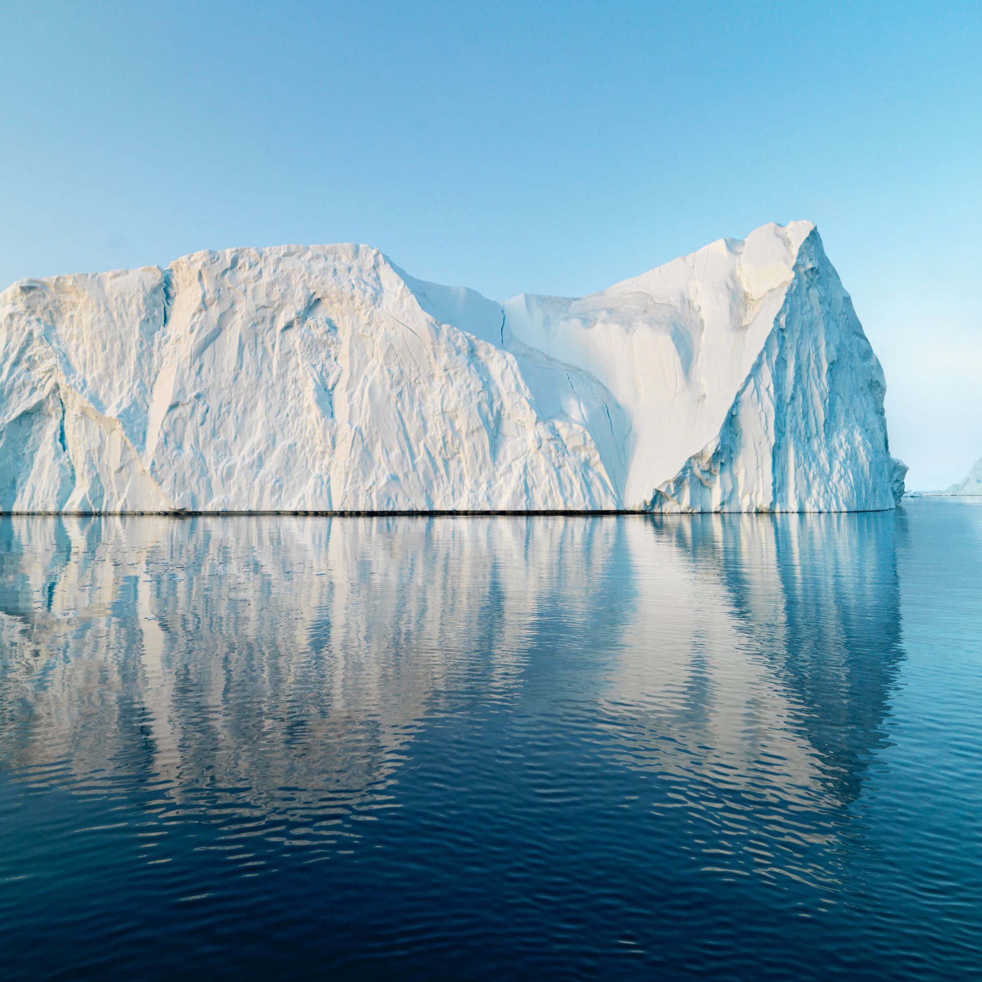 Blick auf eine Eisberg im Meer