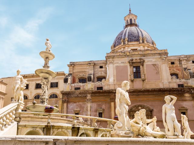 Fontana Pretoria in Palermo mit kunstvollen Skulpturen und historischer Architektur im Hintergrund.