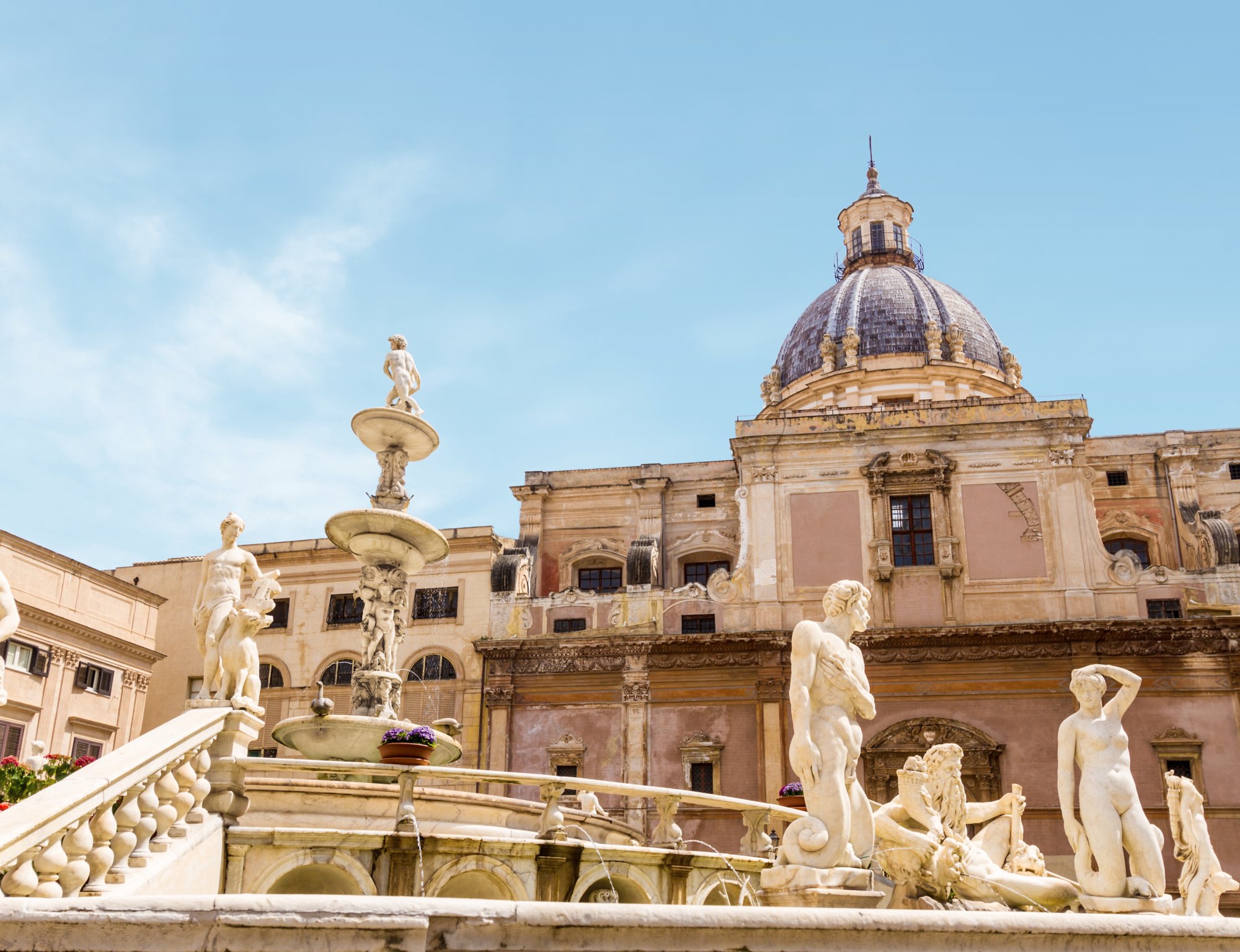Fontana Pretoria in Palermo mit kunstvollen Skulpturen und historischer Architektur im Hintergrund.