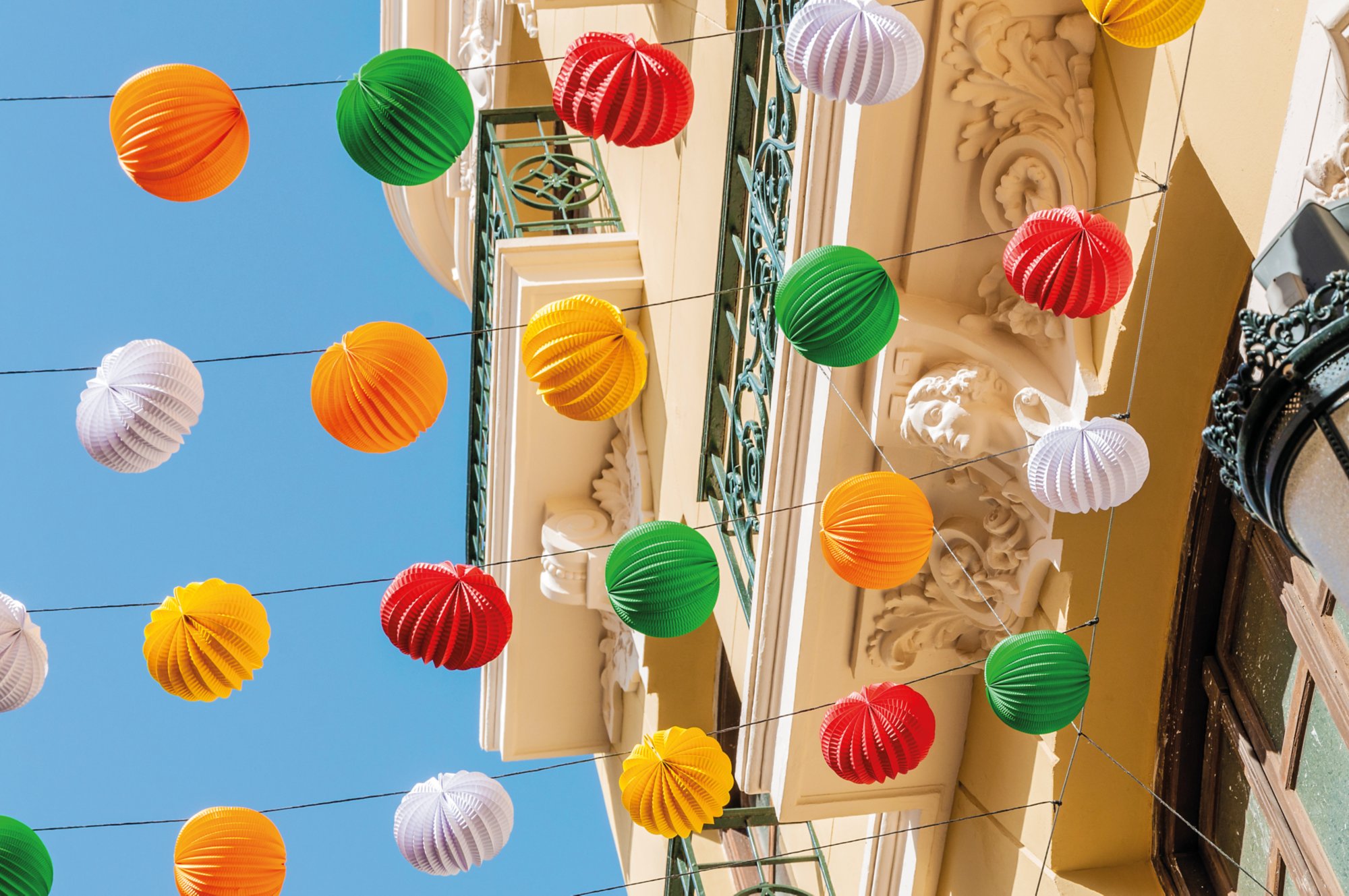 Ballons in einer Stadt am Mittelmeer