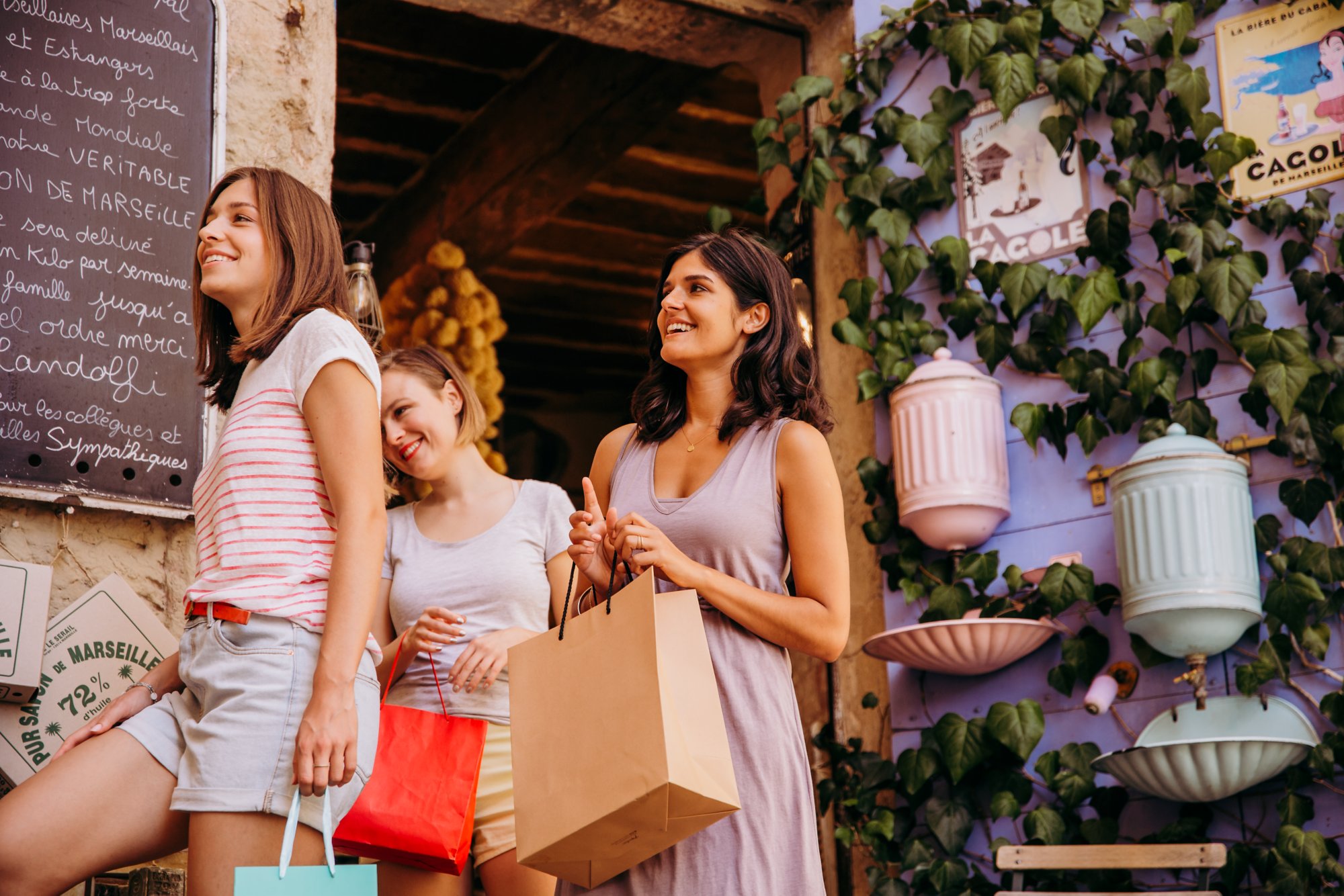 Glückliche Frauen und Mädchen mit Einkaufstüten