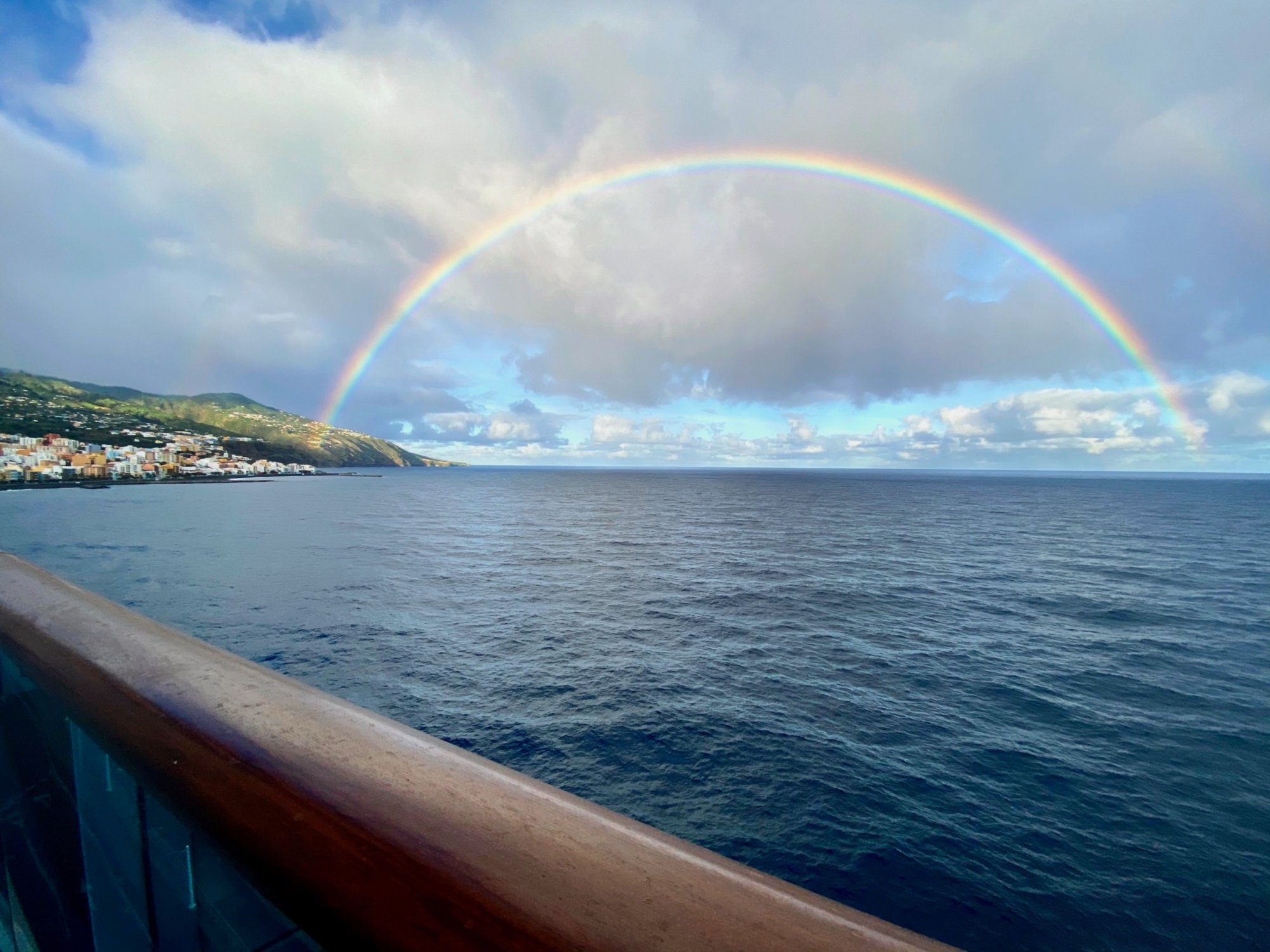 Regenbogen über dem Meer