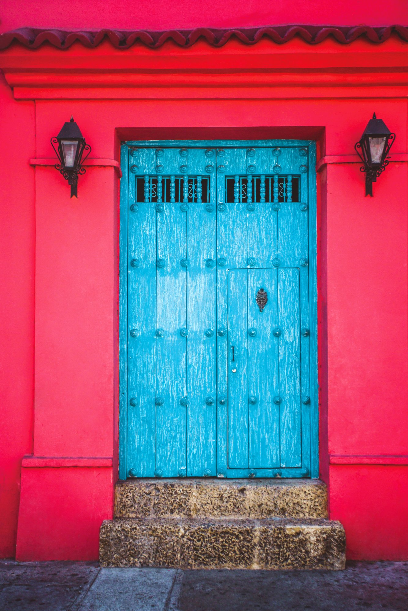 Rote Wand mit blauer Tür